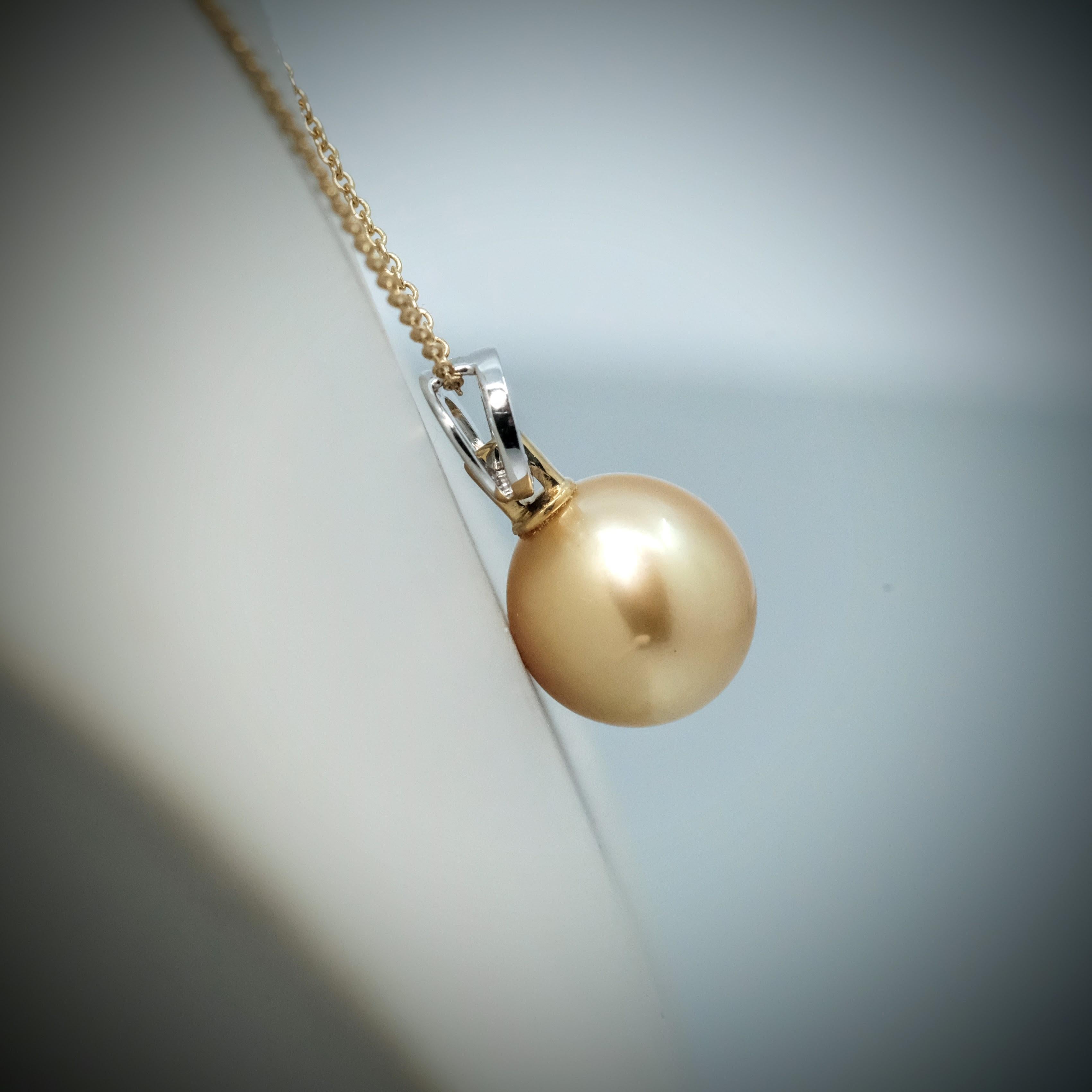Taglio rotondo BUNDA Perla dorata dei mari del sud da 11 mm e diamanti, ciondolo con oro 18 ct. in vendita