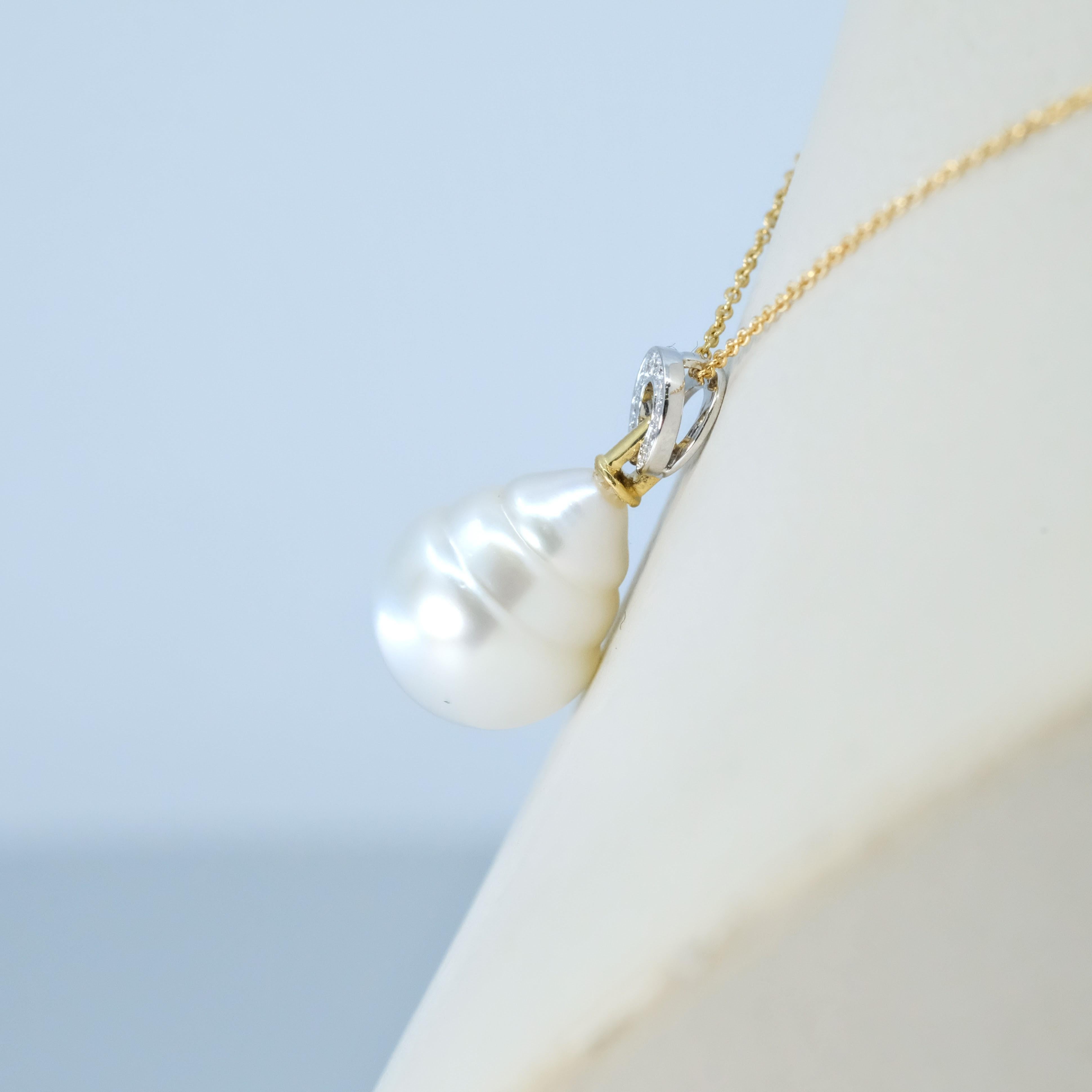 Femenino o masculino Colgante Bunda 13-17mm Perla del Mar del Sur y Diamantes en oro amarillo y blanco de 18k en venta