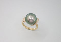 BUNDA Ring aus 18 Karat Gelbgold mit 13,8 mm Tahiti-Perlen und 0,35 Karat Diamanten