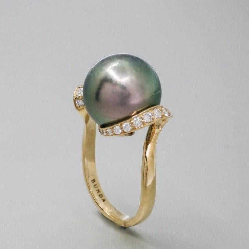 Anello BUNDA con perla di Tahiti da 13,8 mm e diamanti da 0,35 carati in oro giallo 18 ct. In condizioni Nuovo in vendita a SYDNEY, AU