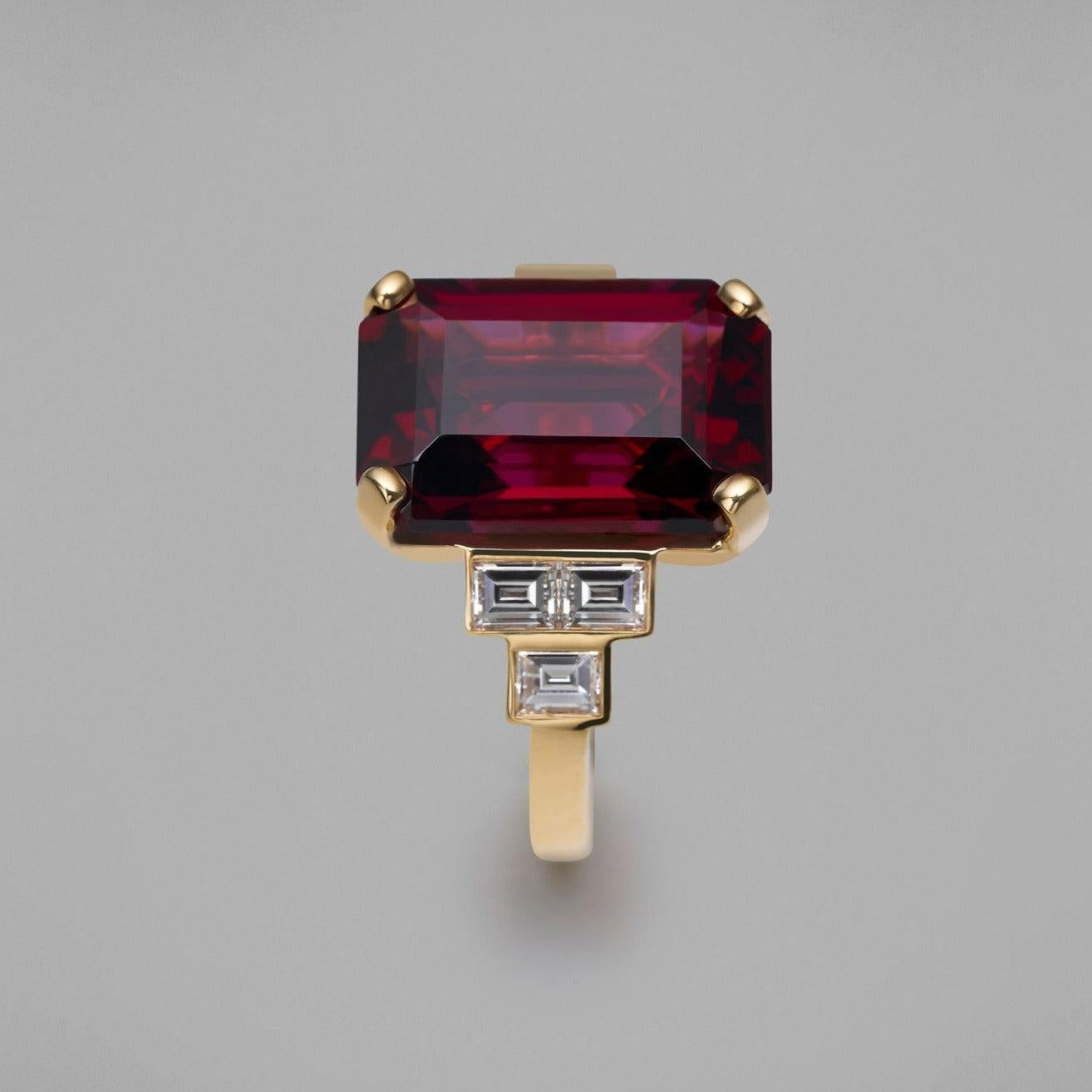 BUNDA 14.51ct Rhodolite Garnet and 0.90ct Diamonds Ring in 18k yellow gold In New Condition For Sale In SYDNEY, AU