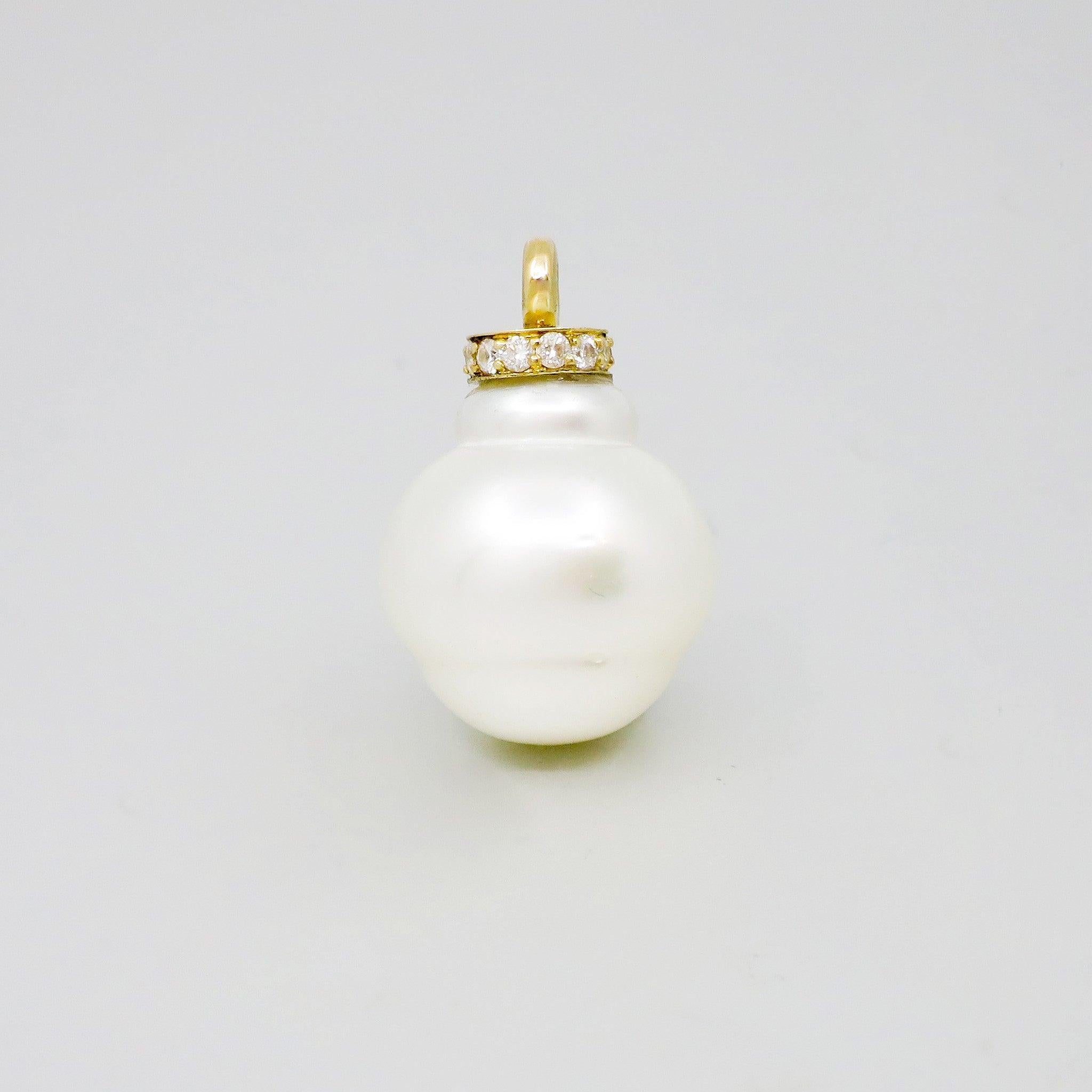 A BUNDA 18 carat yellow gold 'Dorado' pendant set with South Sea Pearl, on an 18 carat yellow gold.

Characteristics of White South Sea Cultured Pearl; 15-19mm.
Characteristics of Diamonds: 12 = 0.36ct. F/VS.

Total weight: 6.36 grams.