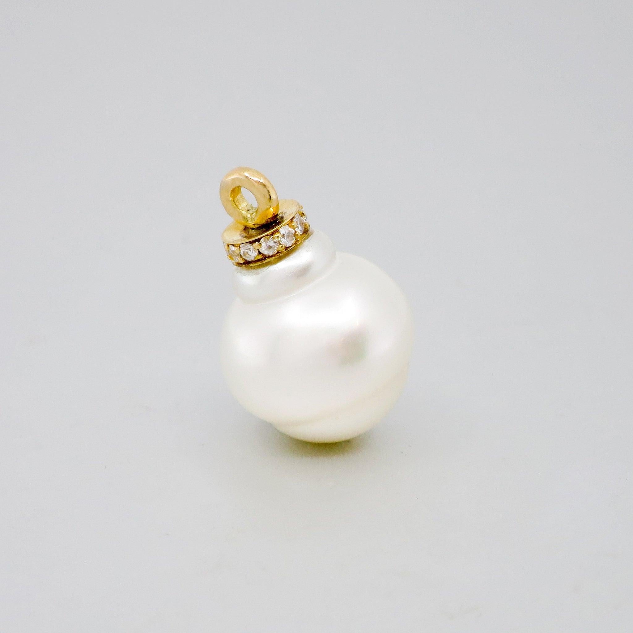 Round Cut Bunda 15-19mm South Sea Pearl and Diamonds Pendant on 18k yellow and white gold For Sale