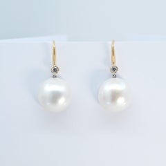 BUNDA Pendientes de gota de perla blanca Mabe de 15 mm con diamantes en oro de 18 quilates.