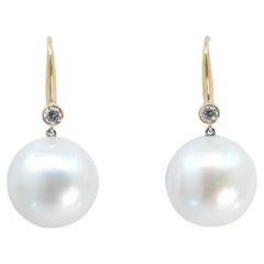 BUNDA Pendientes de gota de perla blanca Mabe de 15 mm con diamantes en oro de 18 quilates.