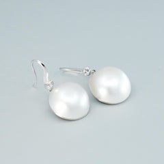 BUNDA Pendientes de gota de perla blanca Mabe de 15 mm con diamantes en oro blanco de 18 quilates.