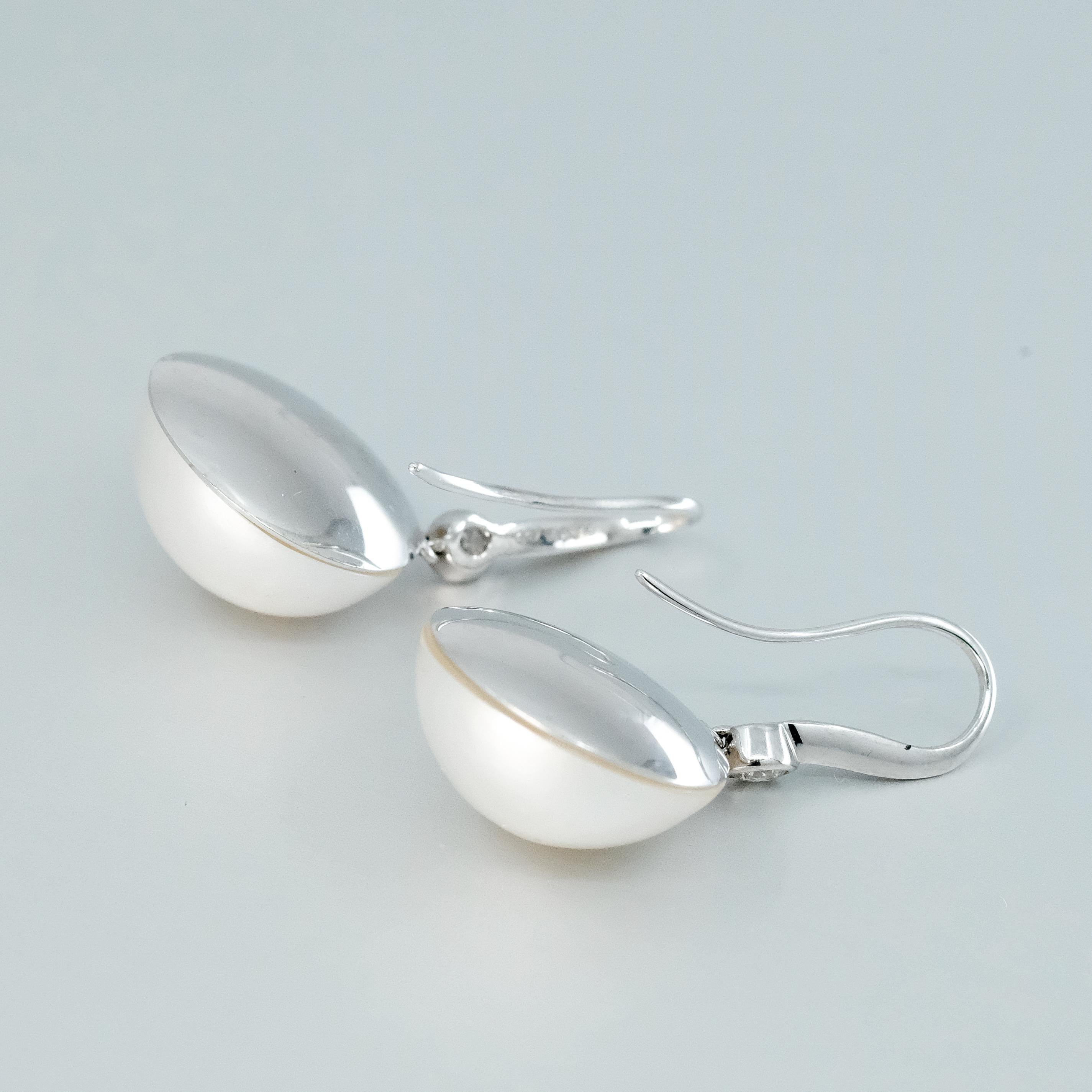 BUNDA 15mm Mabe white pearl drop earrings with diamonds on 18k white gold. In New Condition For Sale In SYDNEY, AU