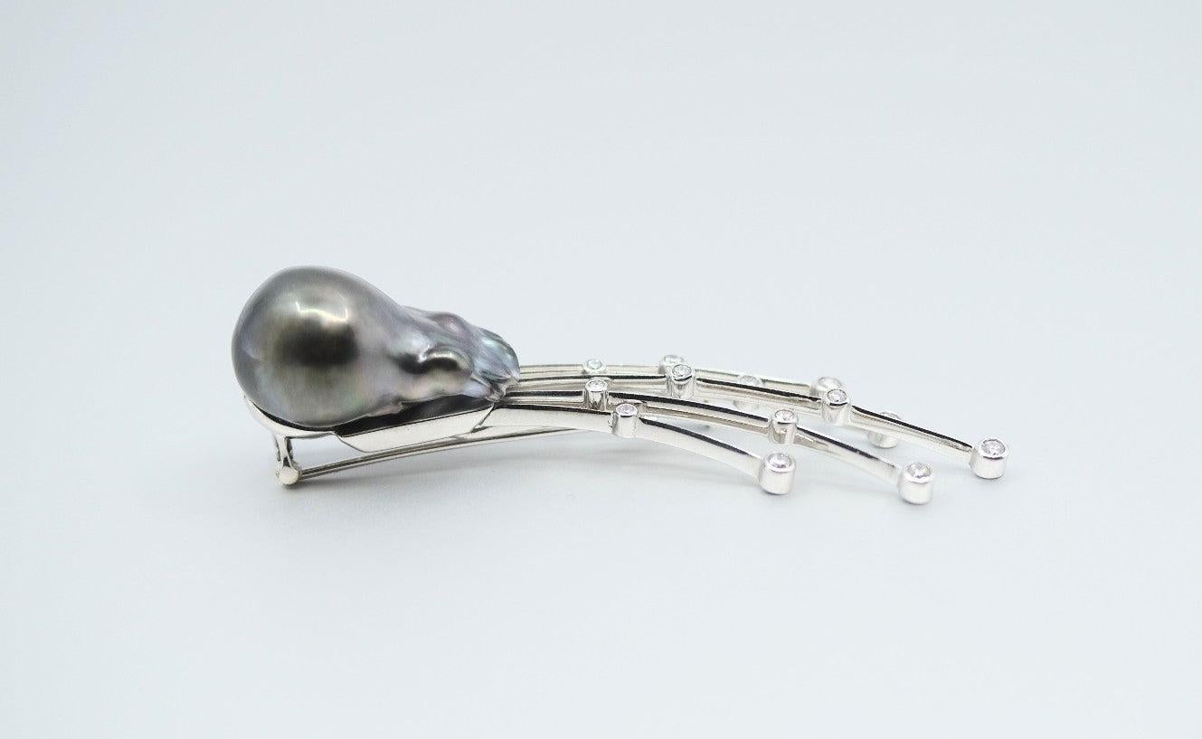 BUNDA 16.4mm Tahitian Pearl and 0.60ct Diamonds Brooch, 18k white gold In New Condition For Sale In SYDNEY, AU