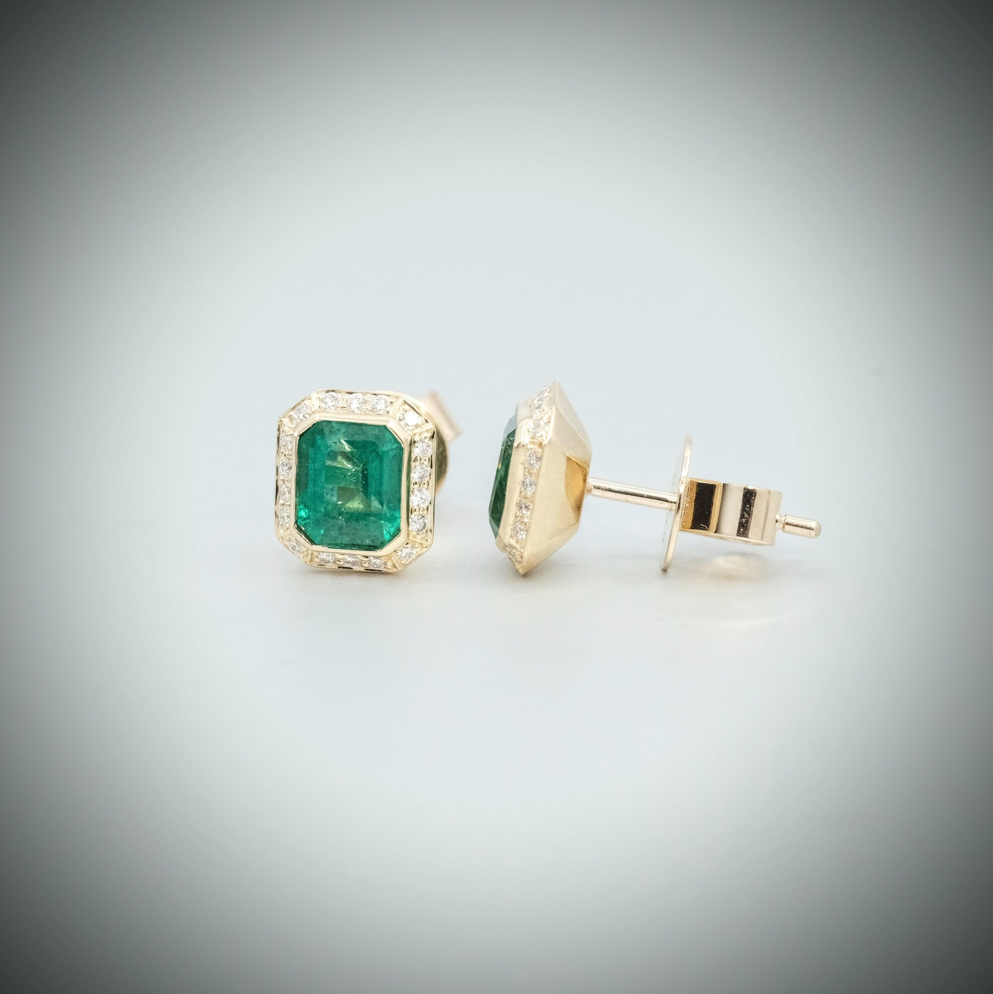 Ein Paar BUNDA Corvus Smaragd- und Diamant-Ohrringe. 18 Karat Gelbgold. Unterzeichnet BUNDA.
Merkmale von grünen Smaragden mit Smaragdschliff; 2 = 1,85ct.
Merkmale von Diamanten im runden Brillantschliff: 36 = .18ct, Farbe F, Reinheit