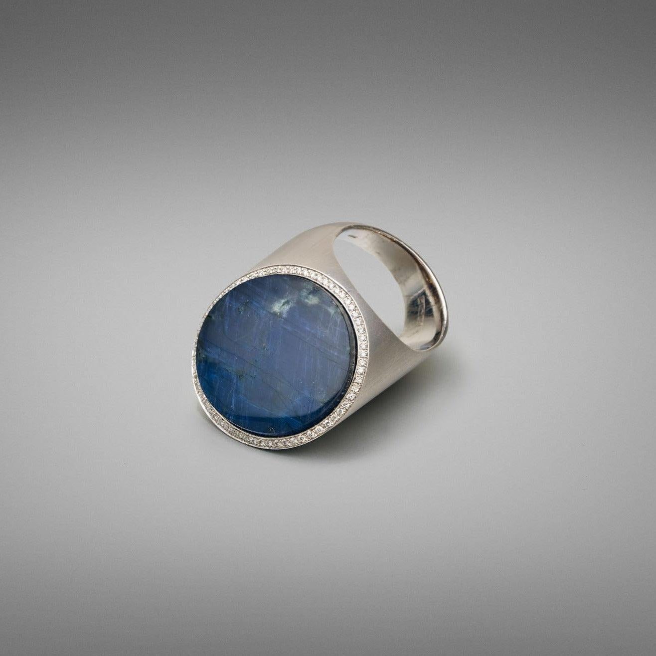BUNDA Anillo de oro blanco de 18,66 quilates de labradorita y 0,27 quilates de diamantes Corte redondo en venta