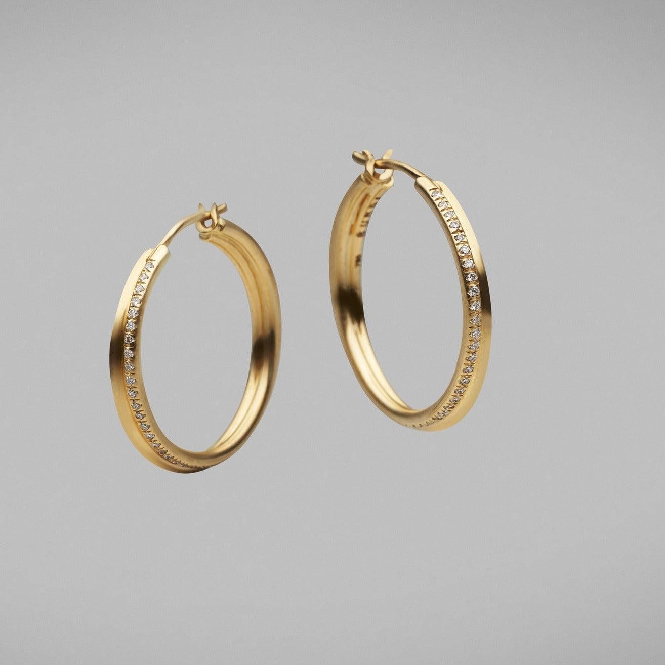 Ein Paar geteilte Ohrringe 'Bundova' von BUNDA, besetzt mit 96 runden Diamanten im Brillantschliff, aus 18 Karat Gelbgold.

Merkmale der Diamanten: 96 = 0,48ct, F/VS

Gewicht 9,64 Gramm.