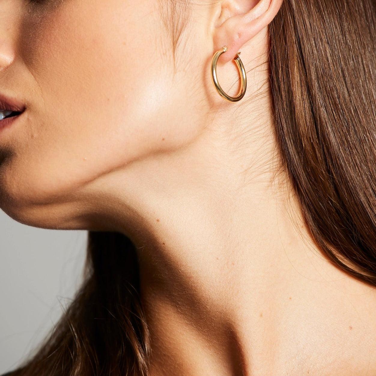 Paire de grandes boucles d'oreilles en or jaune 18ct de la boutique BUNDA. Ces anneaux en or mesurent 2,1 cm (la taille est indiquée en fonction du diamètre interne de chaque anneau). Poids 2,2 grammes.