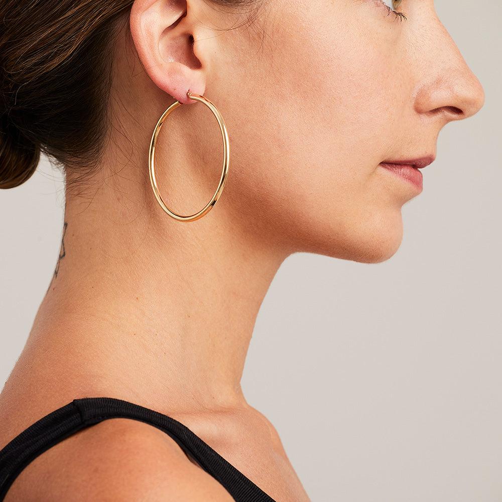 Une paire de boucles d'oreilles BUNDA Boutique Large Hoop Earrings en jaune 18ct. Ces anneaux en or mesurent 5 cm (la taille est indiquée en fonction du diamètre interne de chaque anneau).