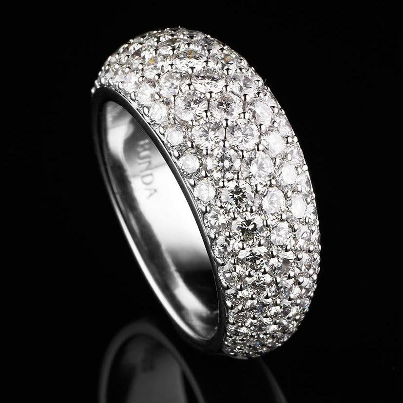 Bague BUNDA 'Bomb' en or blanc 18 carats, sertie de diamants ronds de taille brillant.

Caractéristiques des diamants : 123 = 2,19ct, F/ VS

Poids total : 6,99 g