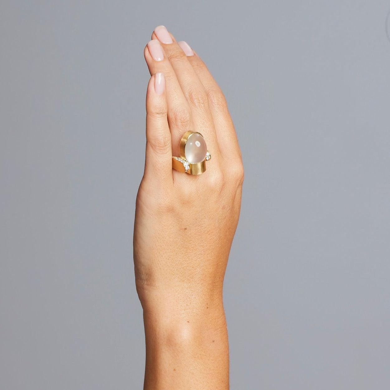 BUNDA Anillo de oro amarillo de 18 quilates con ojo de gato de 24,85 quilates y diamantes de 1,21 quilates en venta 1