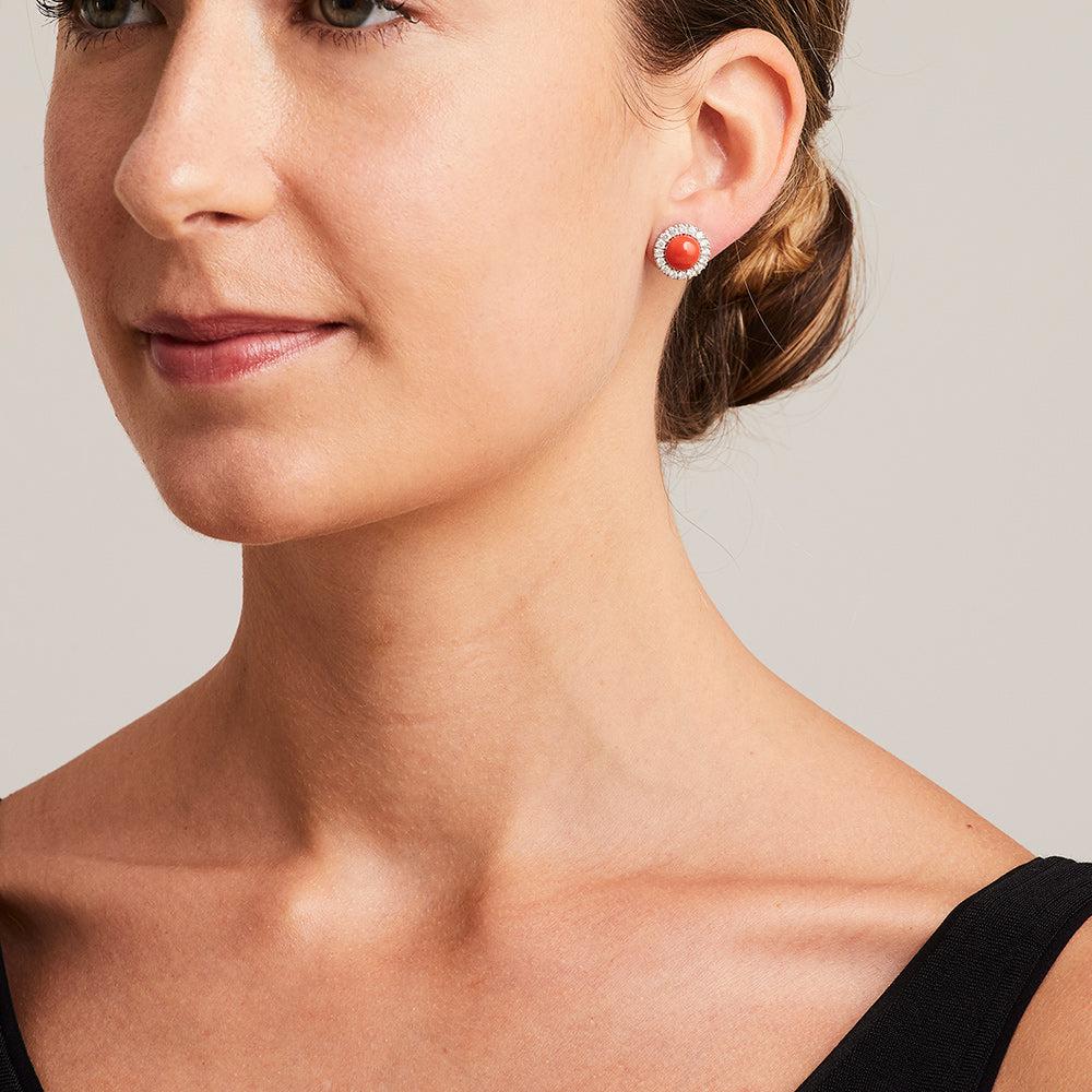 Taille cabochon BUNDA Boucles d'oreilles en or blanc 18 carats, avec corail de 2,5 carats et diamants de 0,73 carat en vente