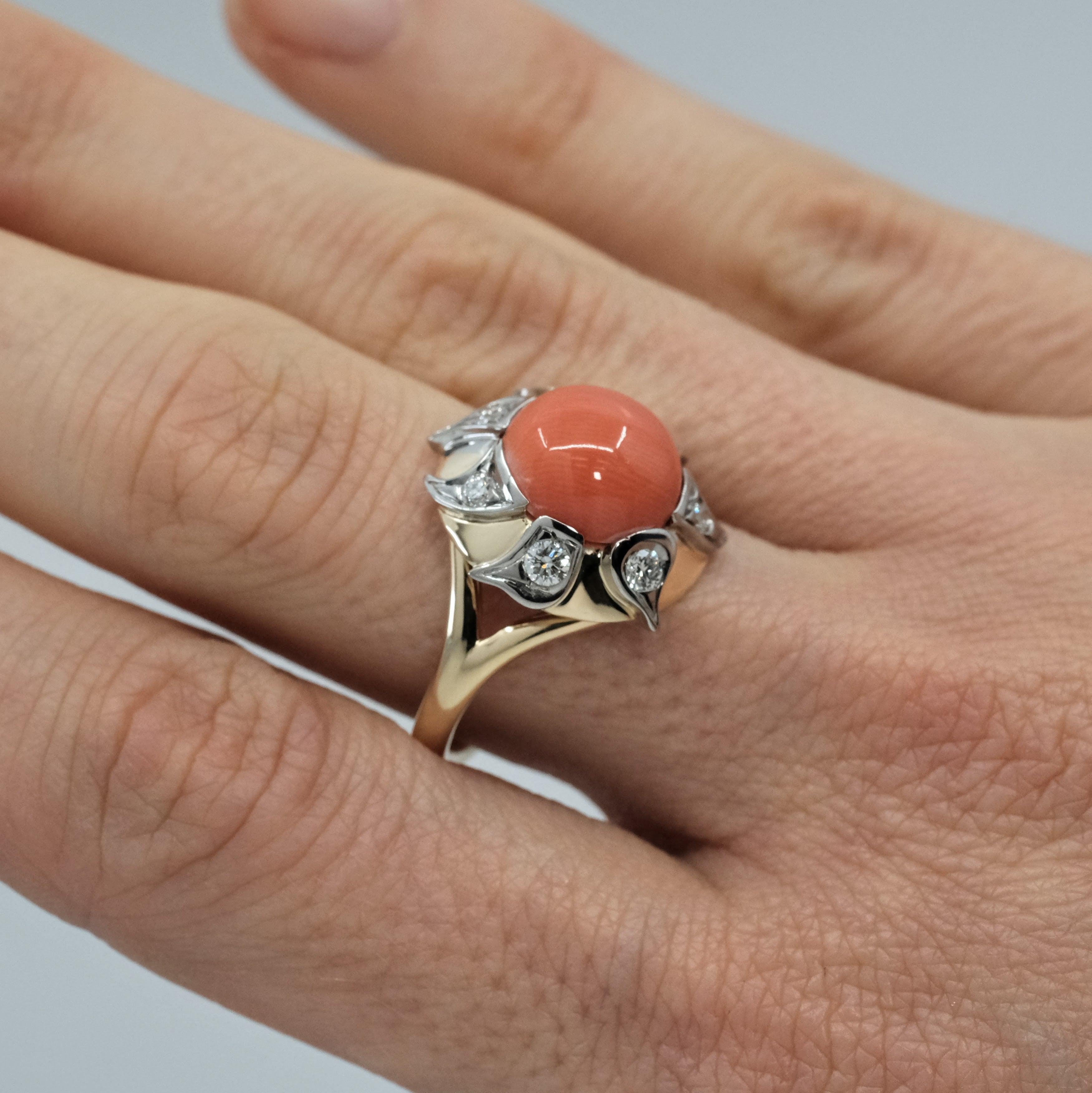 BUNDA Ring aus 18 Karat zweifarbigem Gold mit 3,39 Karat Koralle und 0,64 Diamanten (Rundschliff) im Angebot