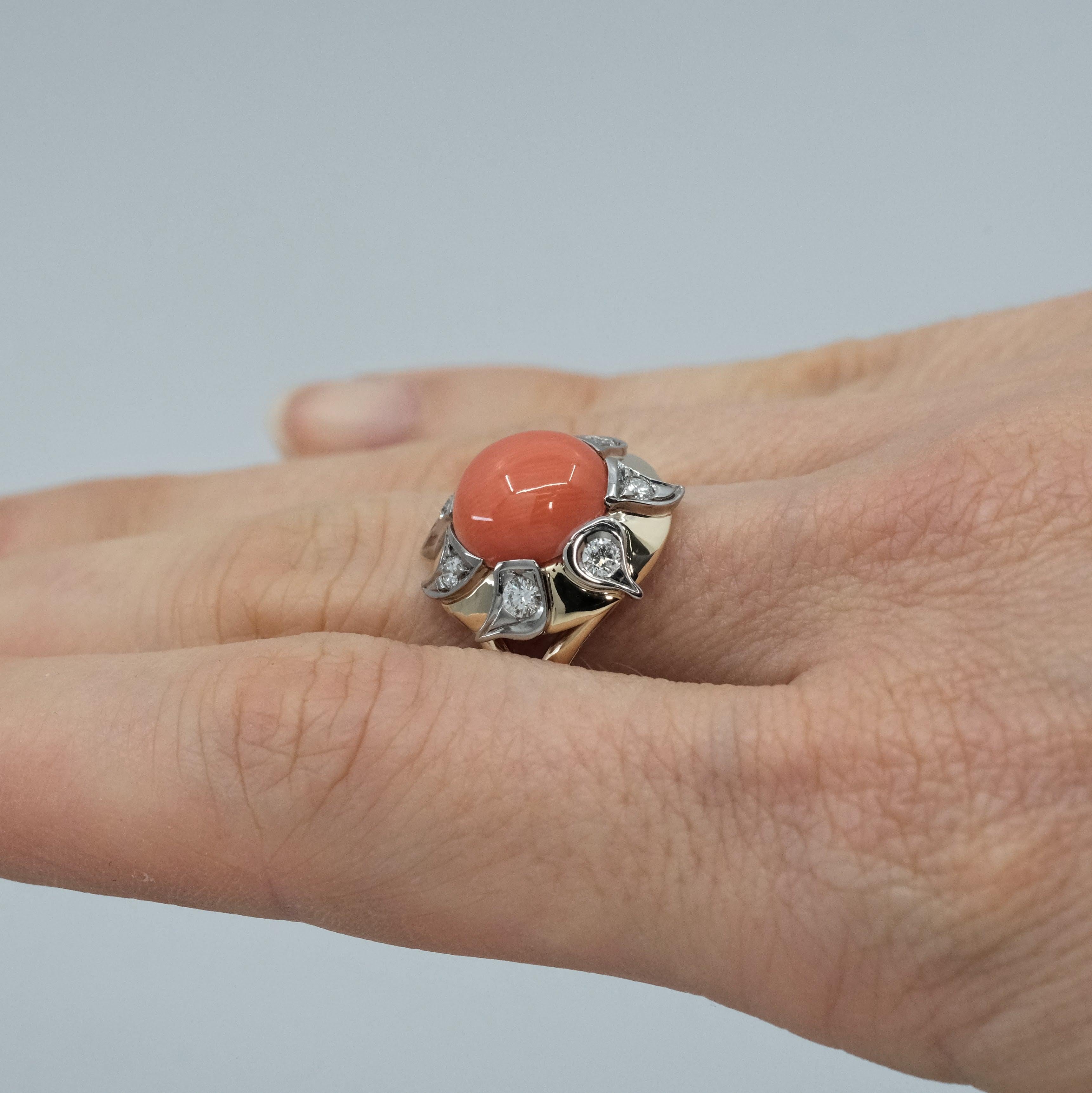 BUNDA Ring aus 18 Karat zweifarbigem Gold mit 3,39 Karat Koralle und 0,64 Diamanten für Damen oder Herren im Angebot