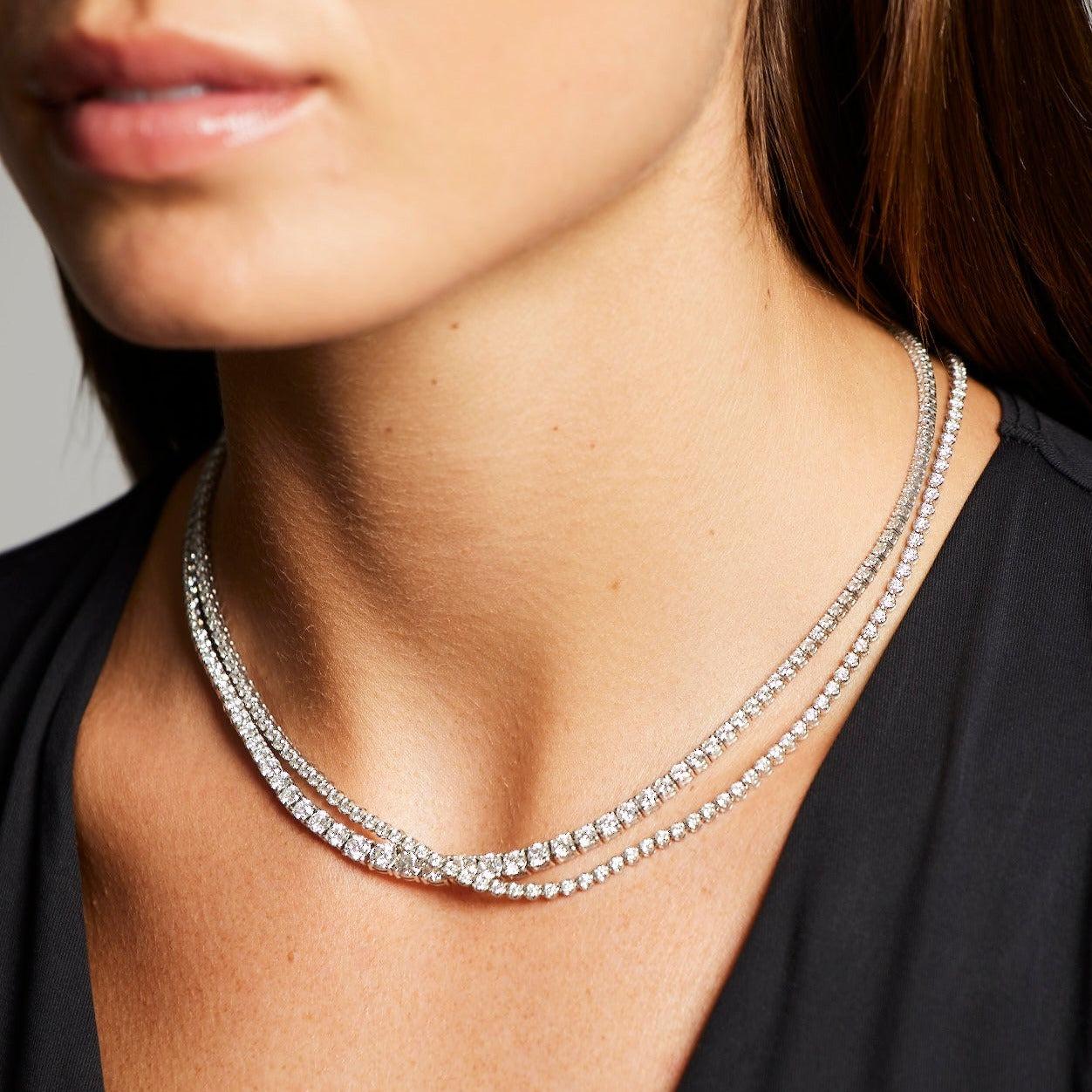 Una collana di diamanti BUNDA in oro bianco 18 carati con la nostra classica montatura a 