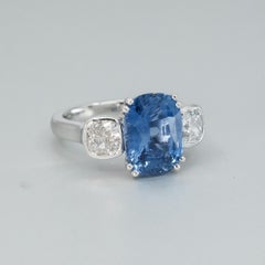 BUNDA Anello a tre pietre con zaffiro non riscaldato da 5,39 carati e diamanti da 1,26 carati in platino