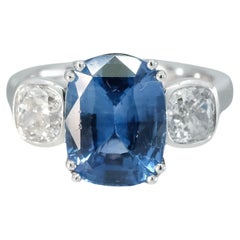 BUNDA Ring aus Platin mit drei Steinen, 5,39 Karat unerhitzter Saphir und 1,26 Karat Diamanten