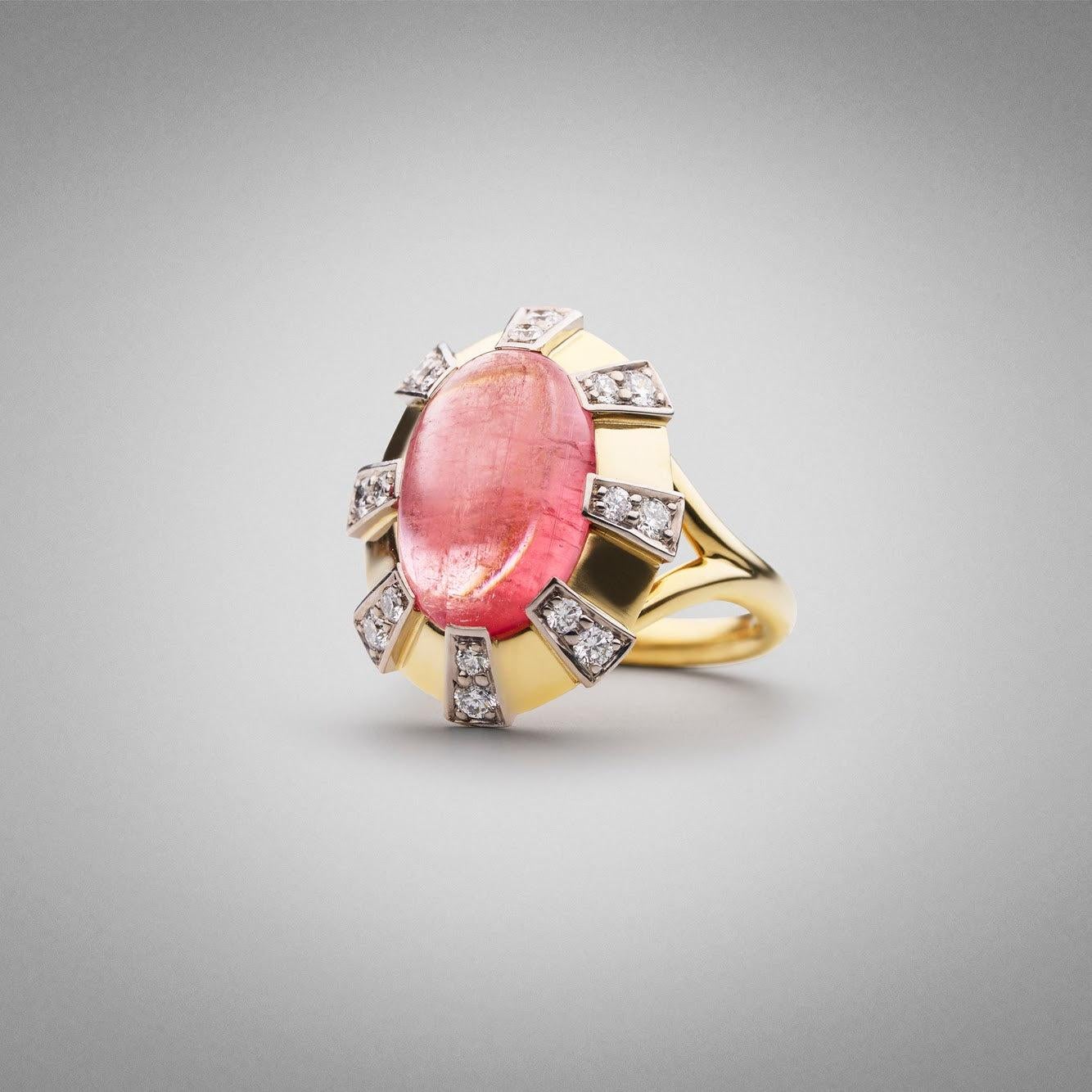 Taille cabochon BUNDA, tourmaline 5,44 carats et diamants 0,46 carat en or 18 carats. en vente