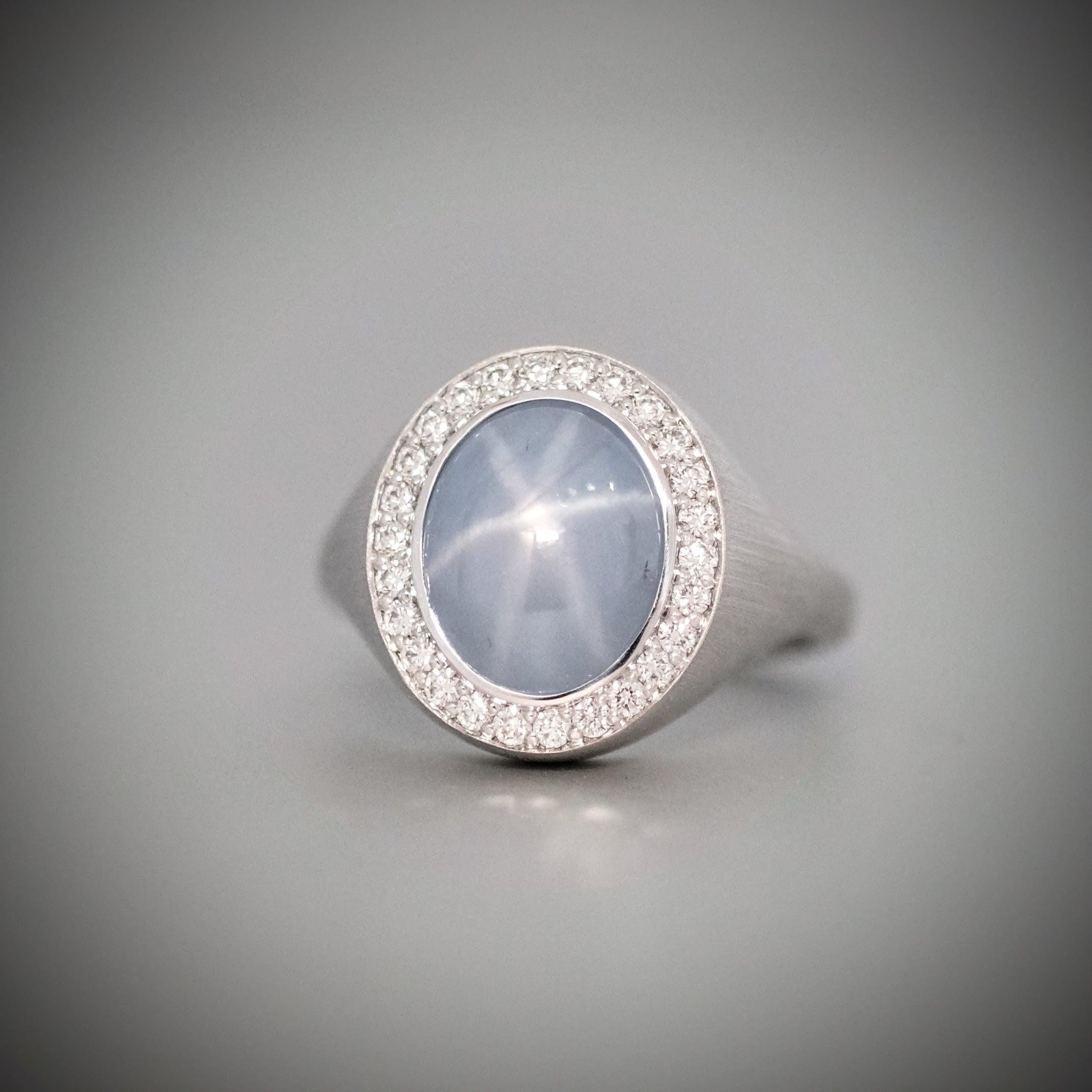 BUNDA 7,26 Karat Cabochon-Schliff Sternsaphir mit 0,26 Karat Diamanten aus 18 Karat Weißgold für Damen oder Herren