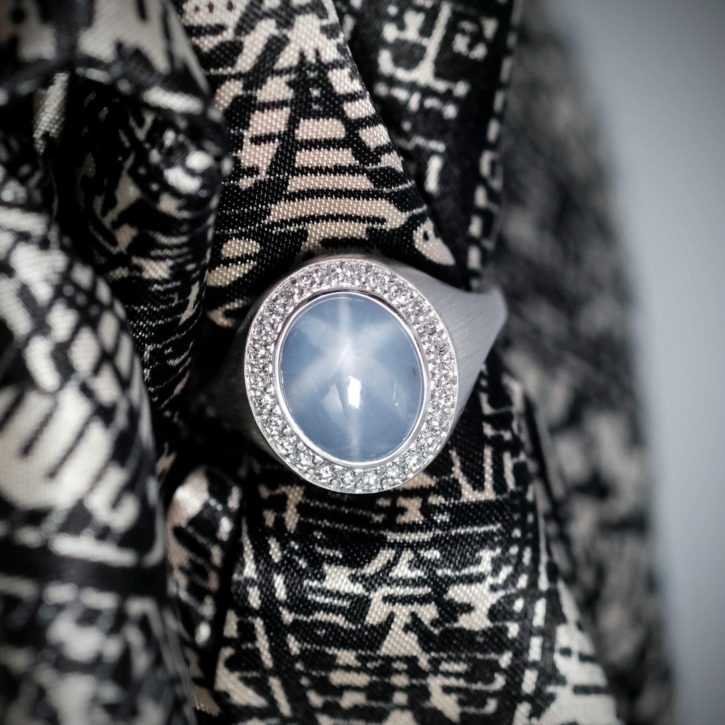 BUNDA 7,26 Karat Cabochon-Schliff Sternsaphir mit 0,26 Karat Diamanten aus 18 Karat Weißgold 1