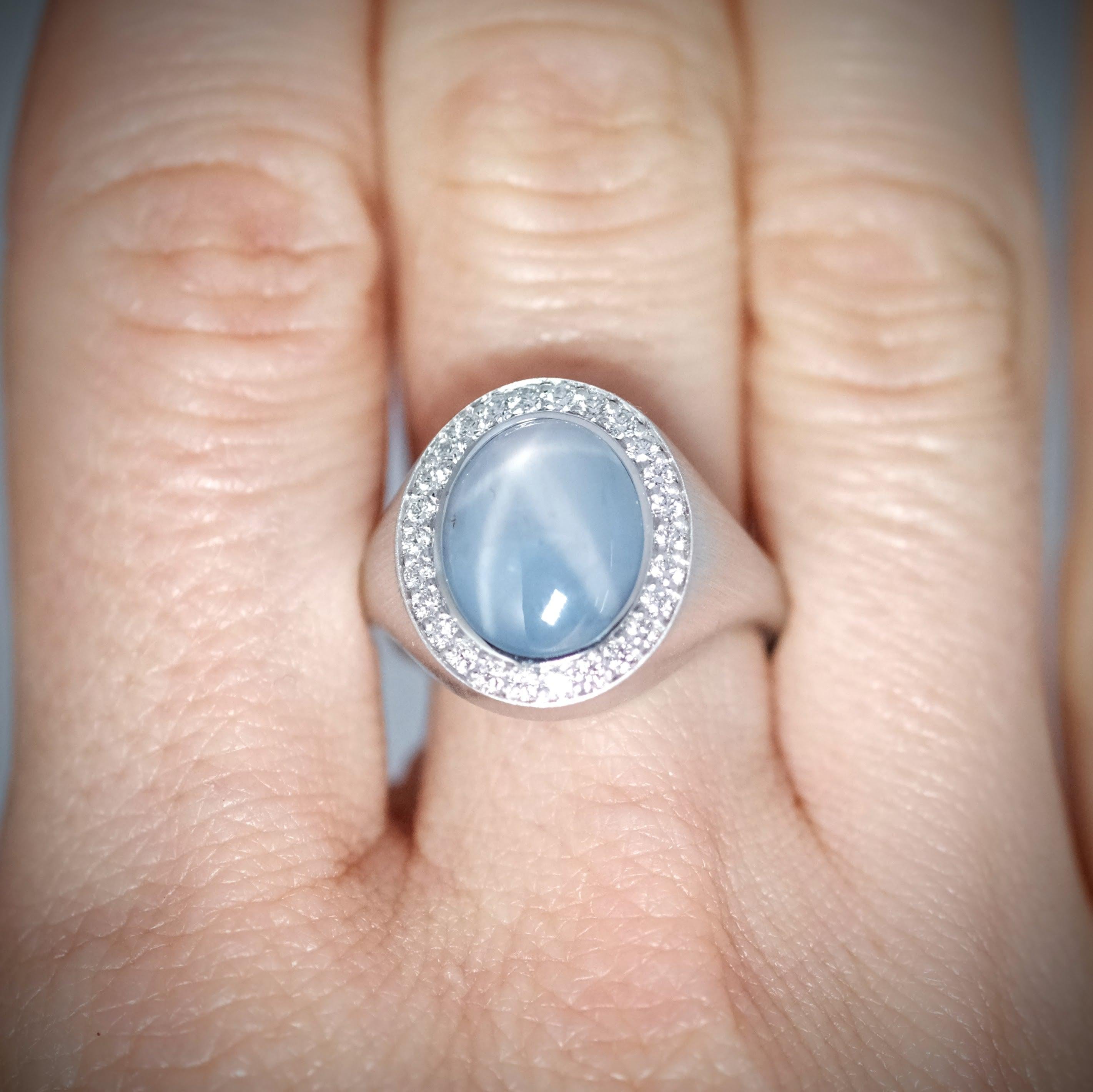 BUNDA 7,26 Karat Cabochon-Schliff Sternsaphir mit 0,26 Karat Diamanten aus 18 Karat Weißgold 2