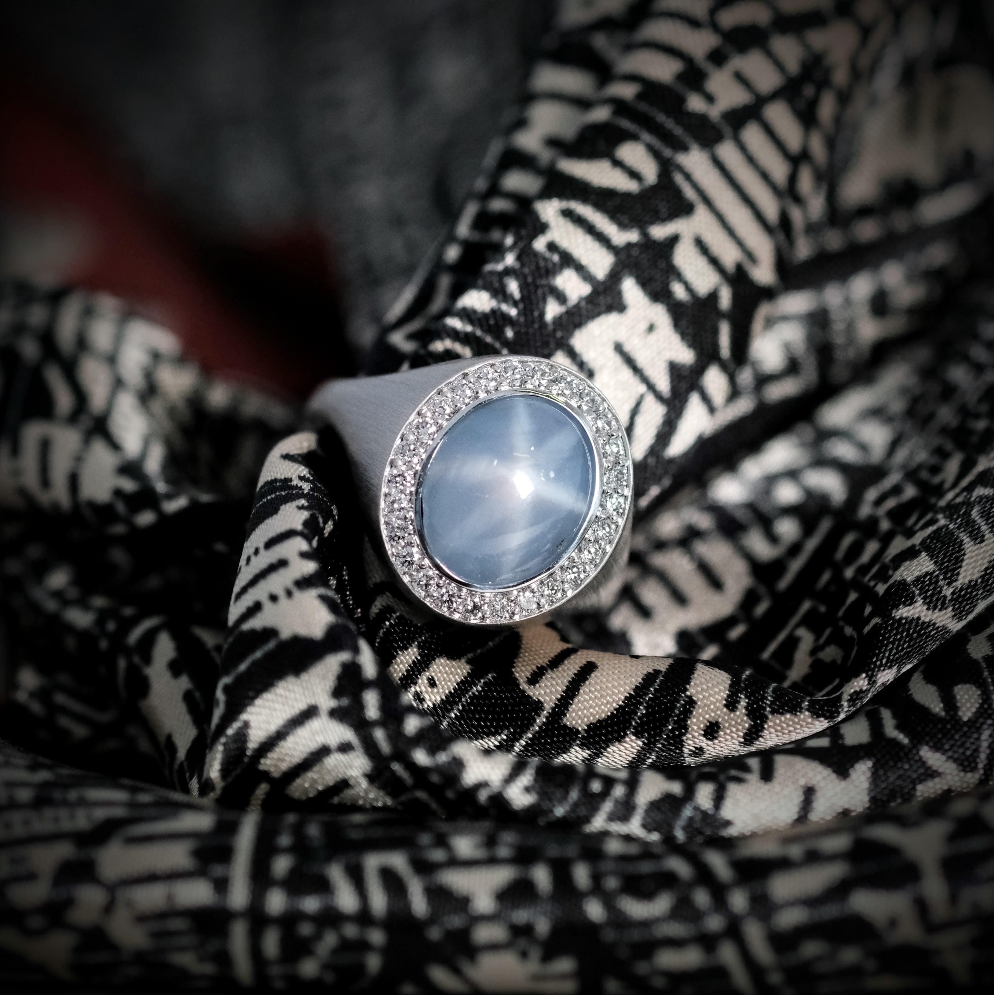 BUNDA 7,26 Karat Cabochon-Schliff Sternsaphir mit 0,26 Karat Diamanten aus 18 Karat Weißgold 3
