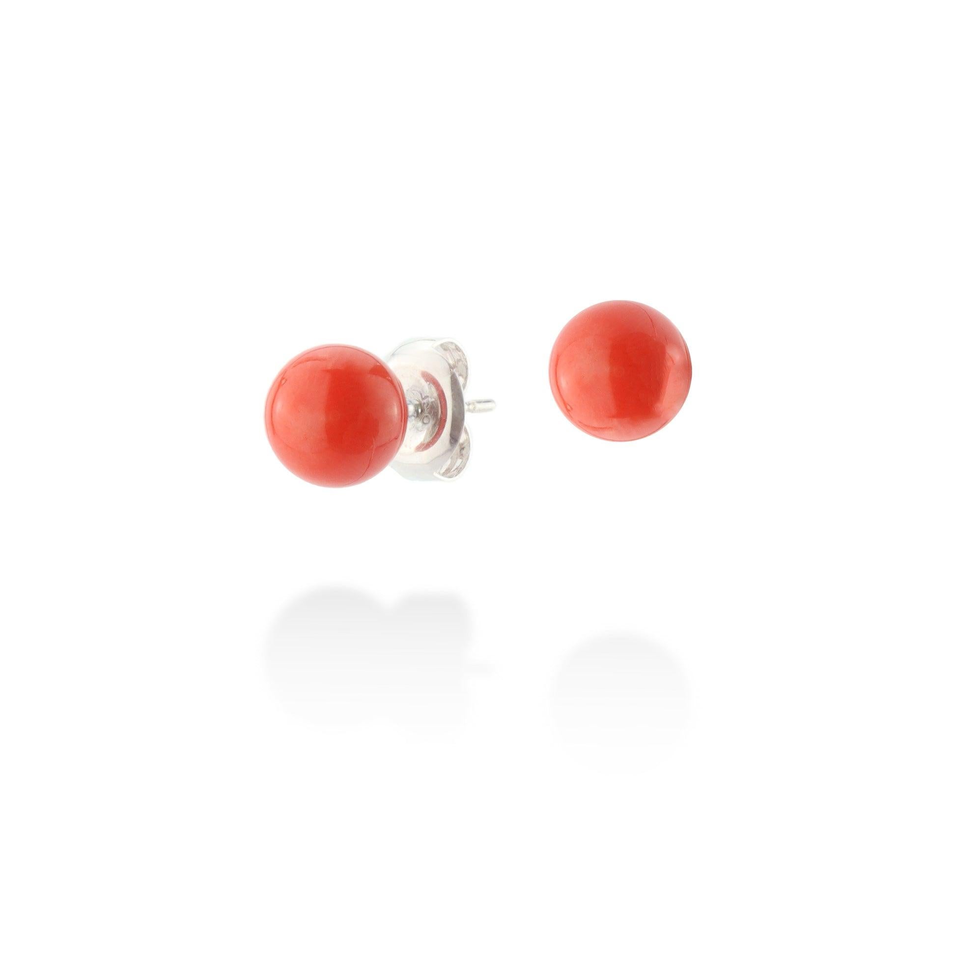 Paire de boucles d'oreilles BUNDA en corail rond, serties de montants et de papillons en or blanc 18 carats.
Caractéristiques des coraux : 7,4 mm de diamètre et 5,60ct au total. 
Poids 2,05 grammes 
