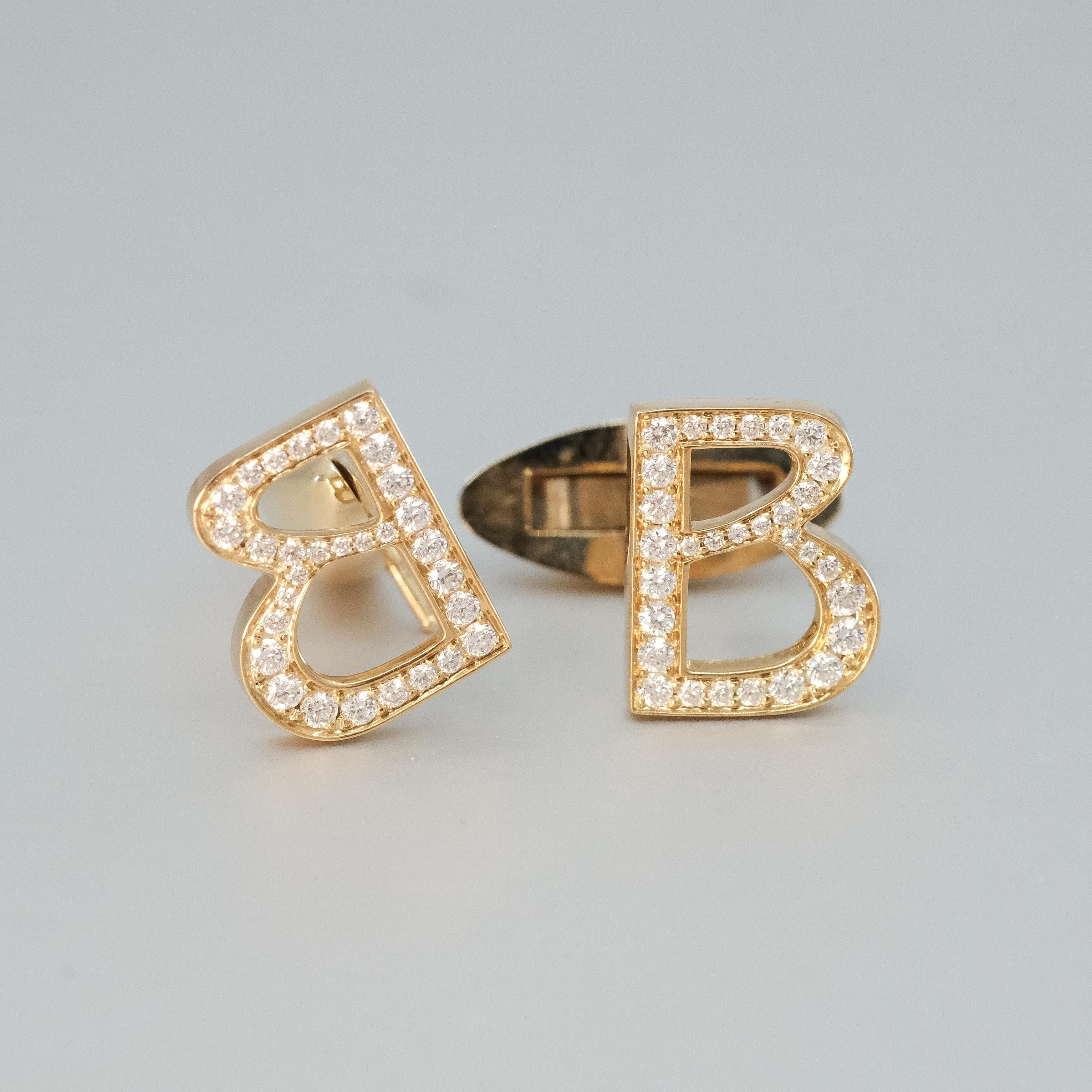 Ein Paar BUNDA Jewellery 'B' Goldmanschettenknöpfe, besetzt mit rundgeschliffenen Diamanten von insgesamt 0,51ct auf 18ct Gelbgold.

Gewicht 5,72g

Diamanten: 0,51ct - F / VS
