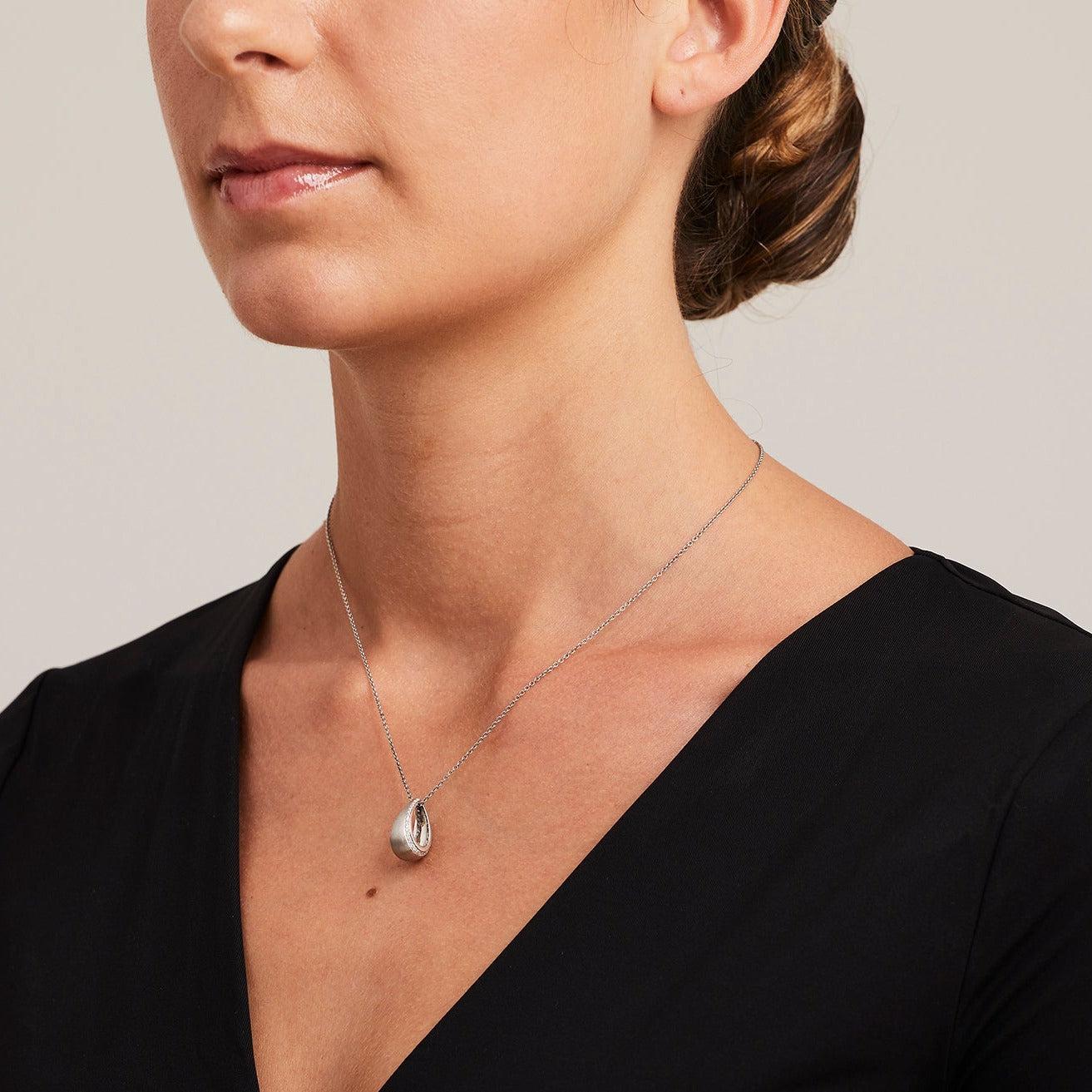 A BUNDA 18 carat yellow gold 'Bundova' pendant set with round brilliant cut diamonds, on an 18 carat white gold 'Trace' chain.

Chain Length 40.5cm

Characteristics of Round Brilliant Cut Diamonds: 66 = 0.45ct - F colour, VS Clarity