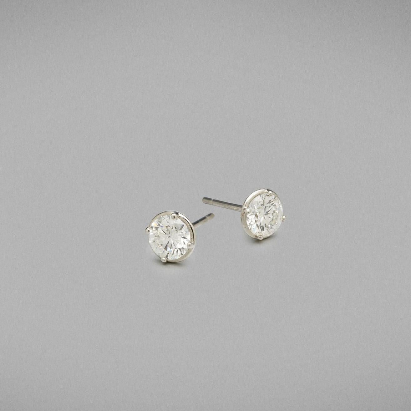 Boucles d'oreilles en diamant 'Brilliante' en platine, serties de diamants ronds de taille brillant dans une monture à chaton et griffes, signées BUNDA.

Caractéristiques des diamants de taille ronde et brillante : 1,02 ct, couleur F / pureté SI1
