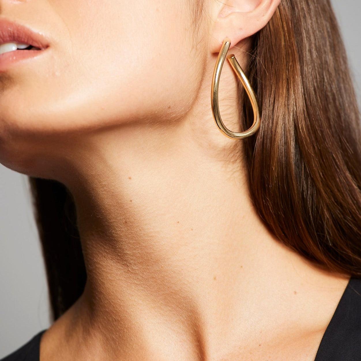 BUNDA « Bundova » Créoles tourbillonnantes en or jaune 18 carats Neuf - En vente à SYDNEY, AU