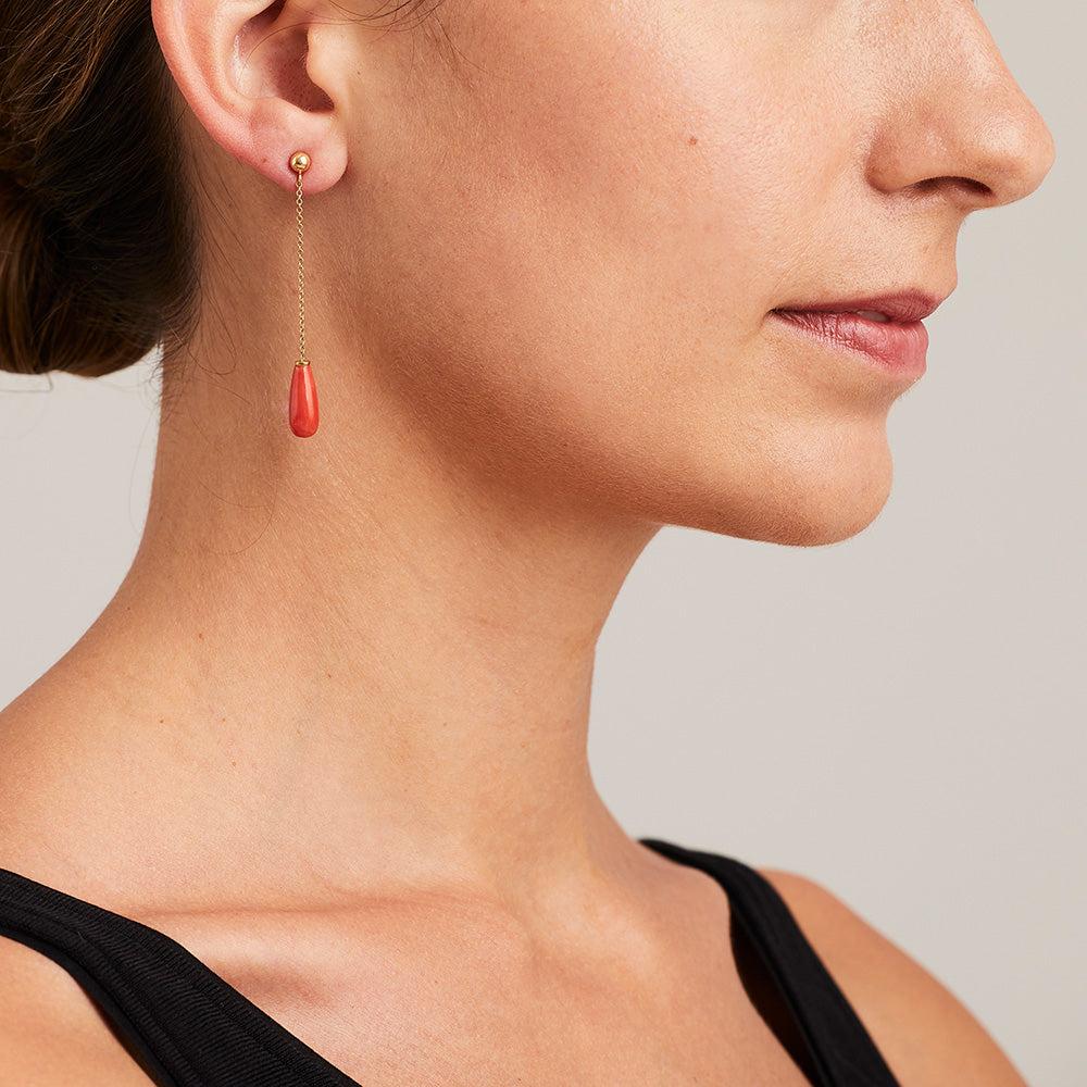 Bunda Coral and 18k yellow gold drop earrings In New Condition For Sale In SYDNEY, AU
