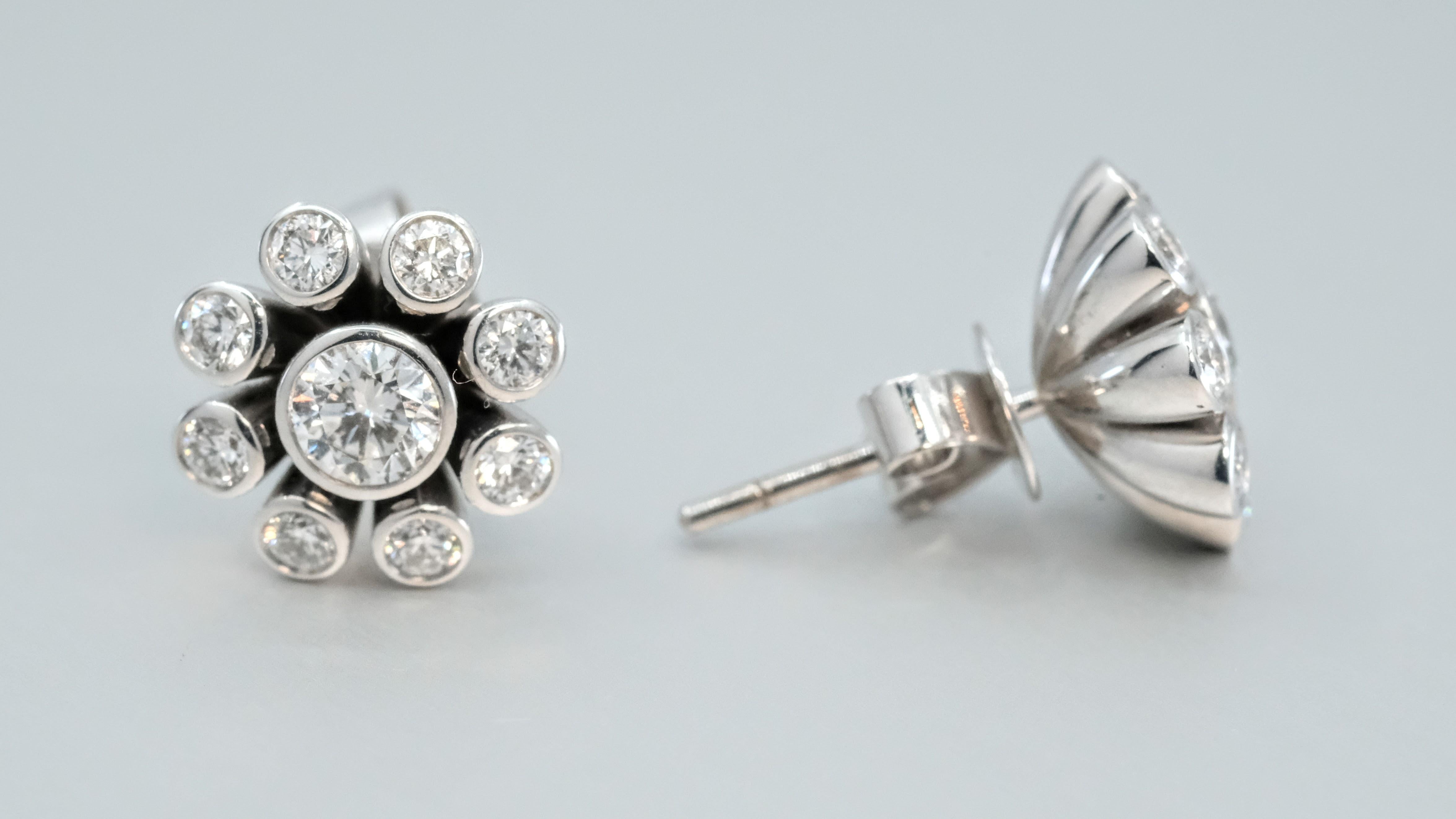 Taille ronde BUNDA Clous d'oreilles en or blanc 18 carats, poids total des diamants 2,11 carats en vente