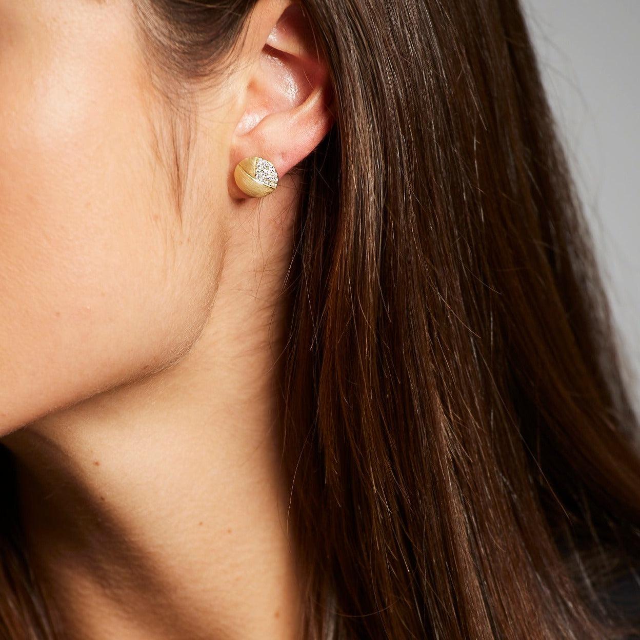 A pair of BUNDA 'Apus' diamond earrings in 18 carat yellow gold, set with round brilliant cut diamonds.

Characteristics of diamonds: 32 = 0.20ct, F/ VS