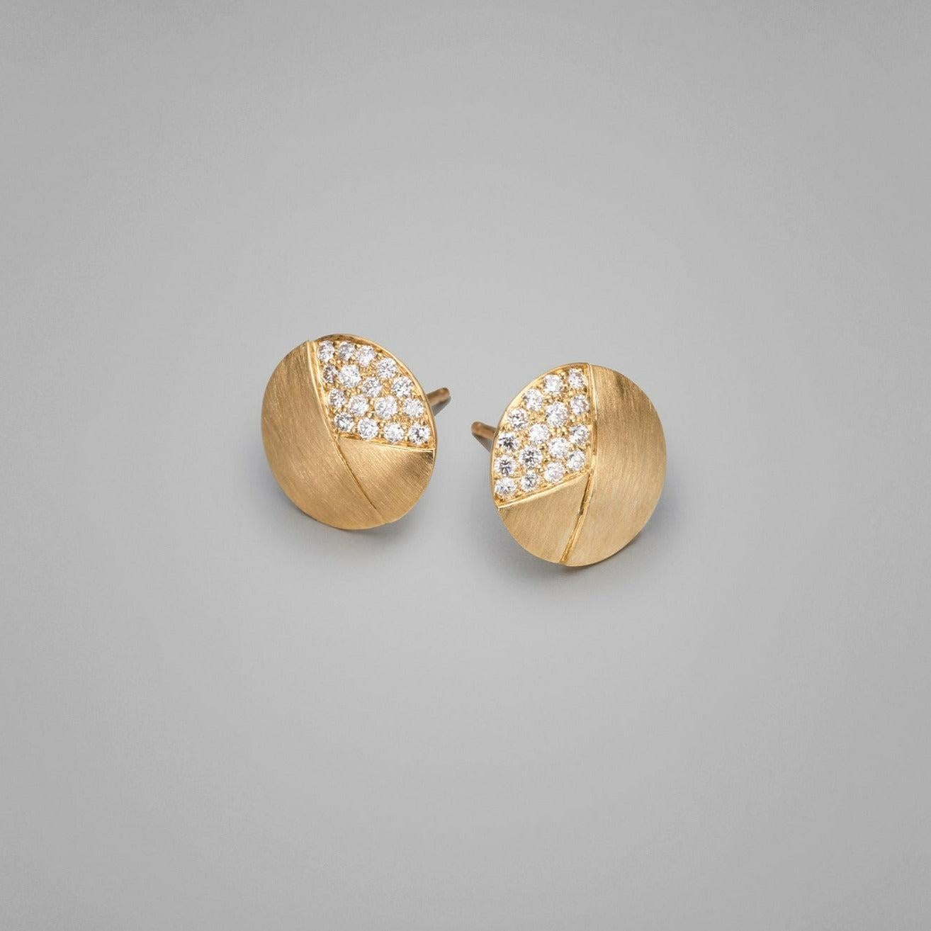Round Cut BUNDA Disc 0.20ct Diamond earrings, 18k yellow gold. For Sale
