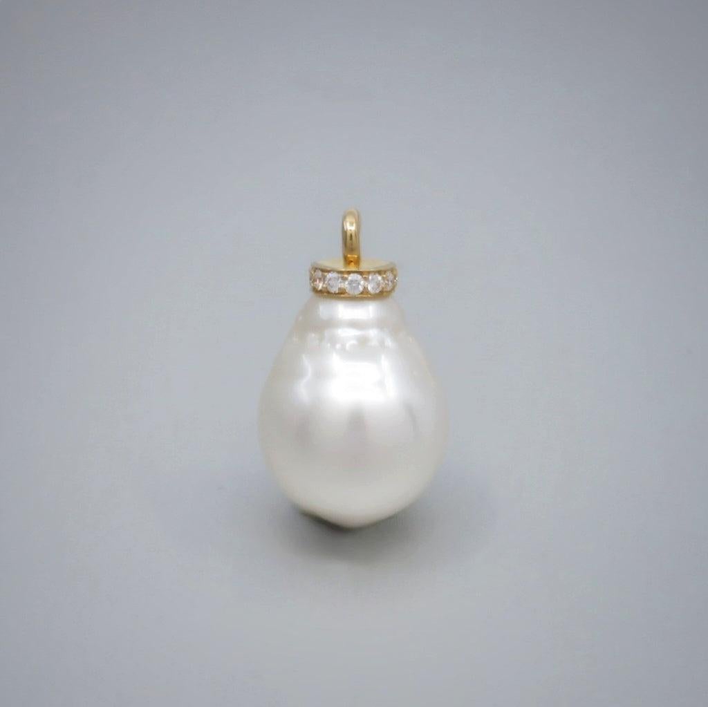 A BUNDA 18 carat yellow gold 'Dorado' pendant set with South Sea Pearl, on an 18 carat yellow gold.

Characteristics of White South Sea Cultured Pearl; 15-19mm.
Characteristics of Round Brilliant Cut Diamonds: 12 = .27ct, F colour, VS Clarity

Total