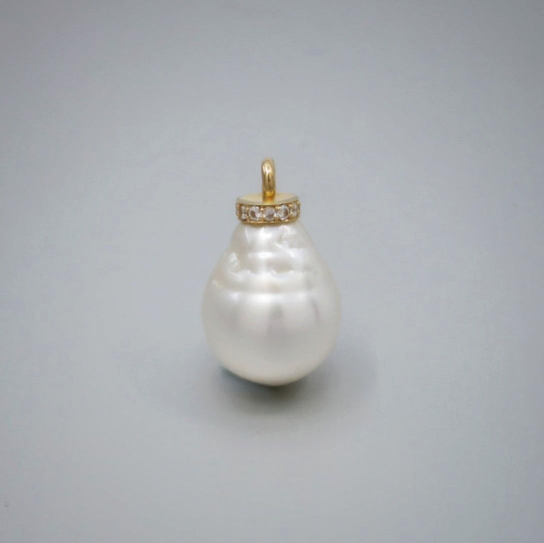 Round Cut BUNDA Dorado 15-19mm white South Sea Pearl and Diamonds in 18k yellow gold.
