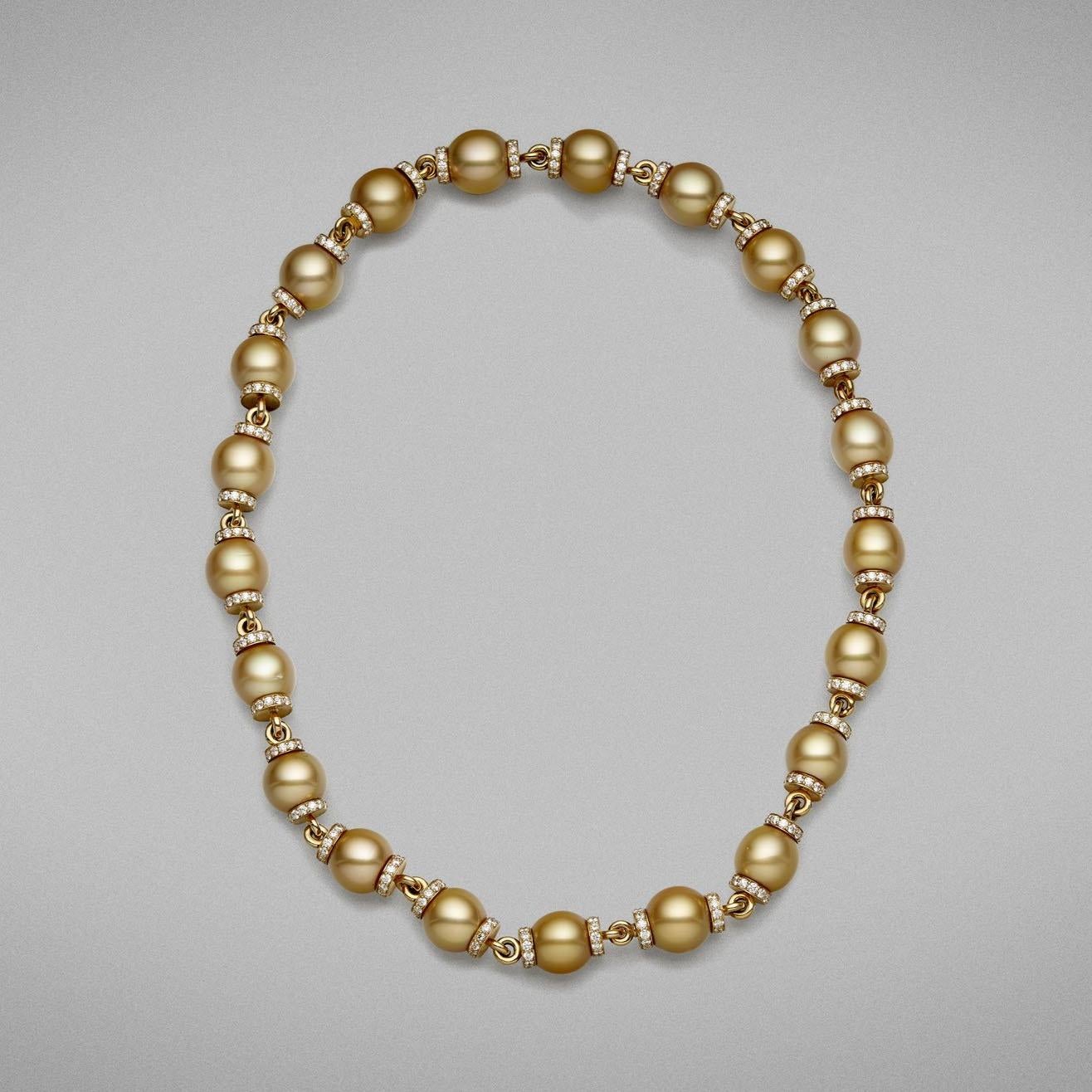 Taglio rotondo BUNDA Collana di perle coltivate dorate dei mari del sud 11,5-12,5 mm e diamanti 9,21 carati in vendita