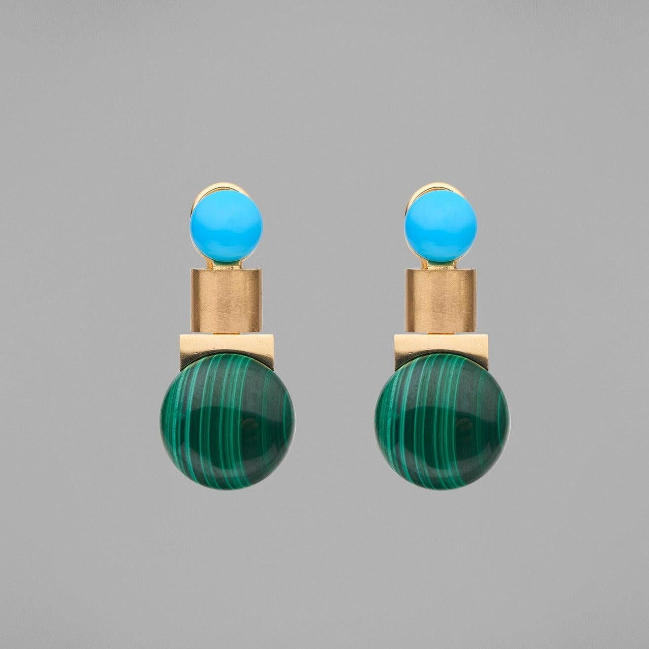 Boucles d'oreilles BUNDA 'Dorado' en turquoise et malachite fabriquées à la main en or jaune 18ct pour la 'Future BUNDA' Collection S 2022. Combinant un poli brillant et une finition mate satinée, chaque élément d'or articulé donne vie aux riches