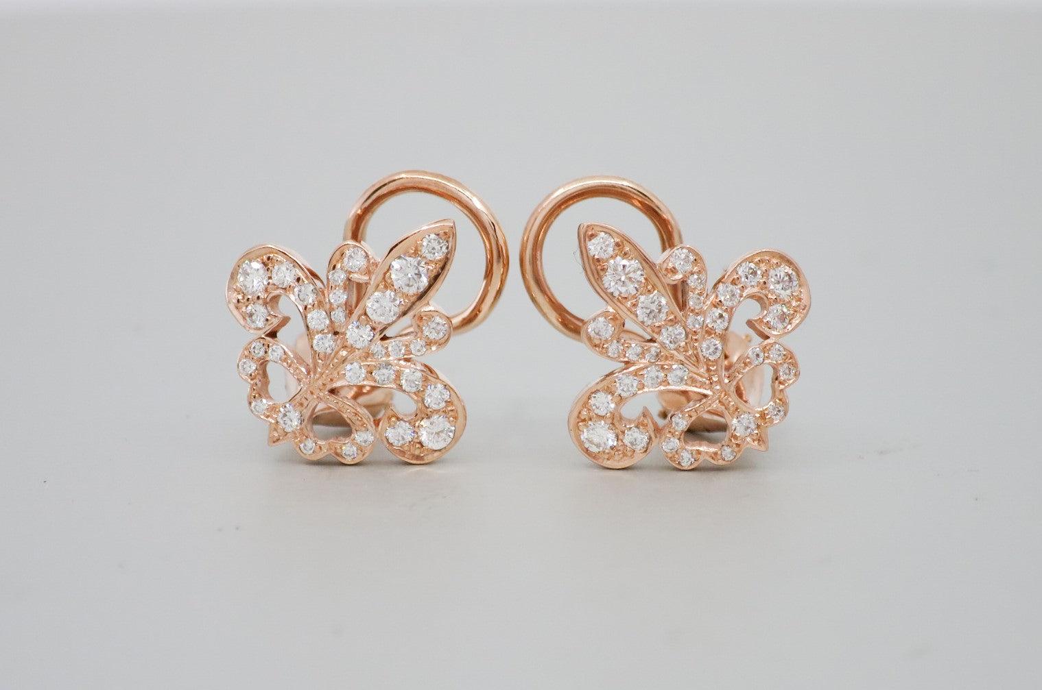 Un paio di orecchini con diamanti Fleur De Lys 'Tanara' di BUNDA in oro rosa 18. Timbro BUNDA.

Caratteristiche dei diamanti taglio brillante rotondo: 68 = .56ct, colore F, purezza VS

Peso totale: 5.4 grammi