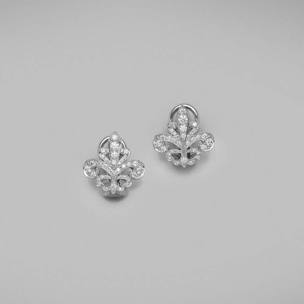 Orecchini BUNDA 'Tanara' Fleur De Lys in oro bianco 18 carati con diamanti. Raccordi postali e clip,
firmato BUNDA.
Caratteristiche dei diamanti taglio Brilliante Rotondo: 56 = .56ct, colore F, purezza VS
Peso totale: 5,77 grammi.