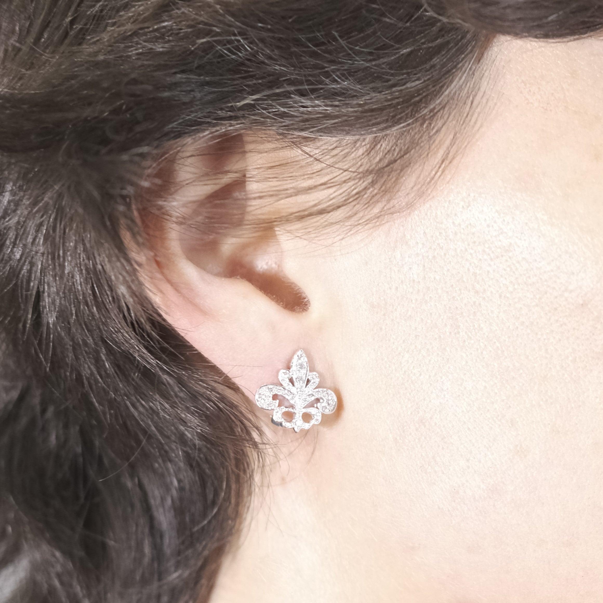 Taglio rotondo Orecchini BUNDA Fleur de Lys 0,56ct Diamonds in oro bianco 18ct in vendita