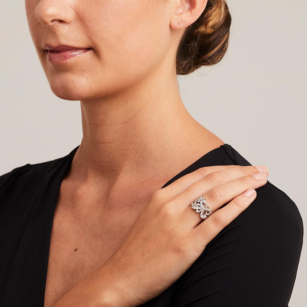 Taglio rotondo Anello BUNDA Fleur de Lys con 0,78 carati di diamanti in oro bianco 18 carati in vendita