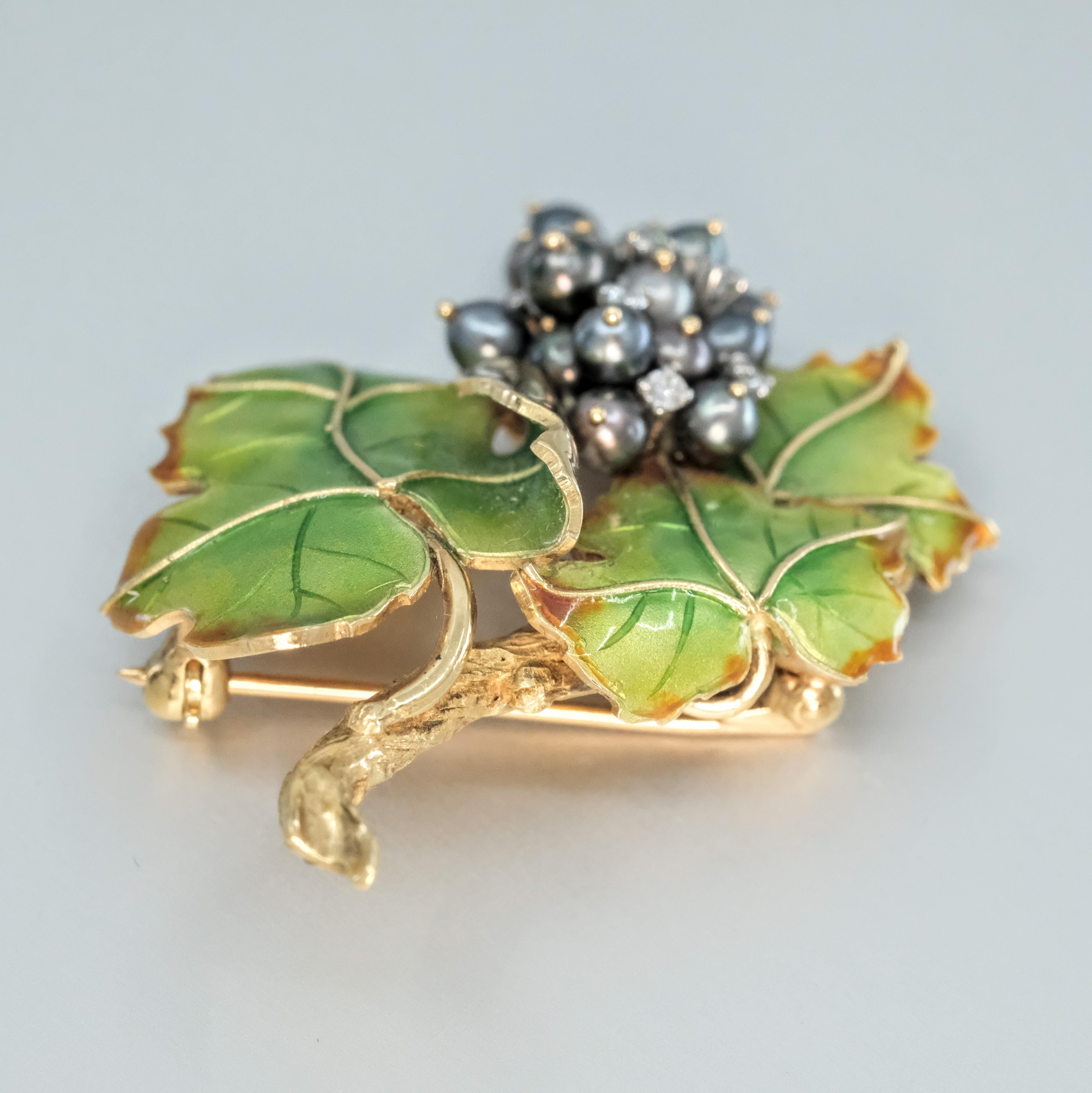 Taille ronde BUNDA Grape shaped brooch, enamel and keshi Tahitian Pearls on gold and platinum en vente