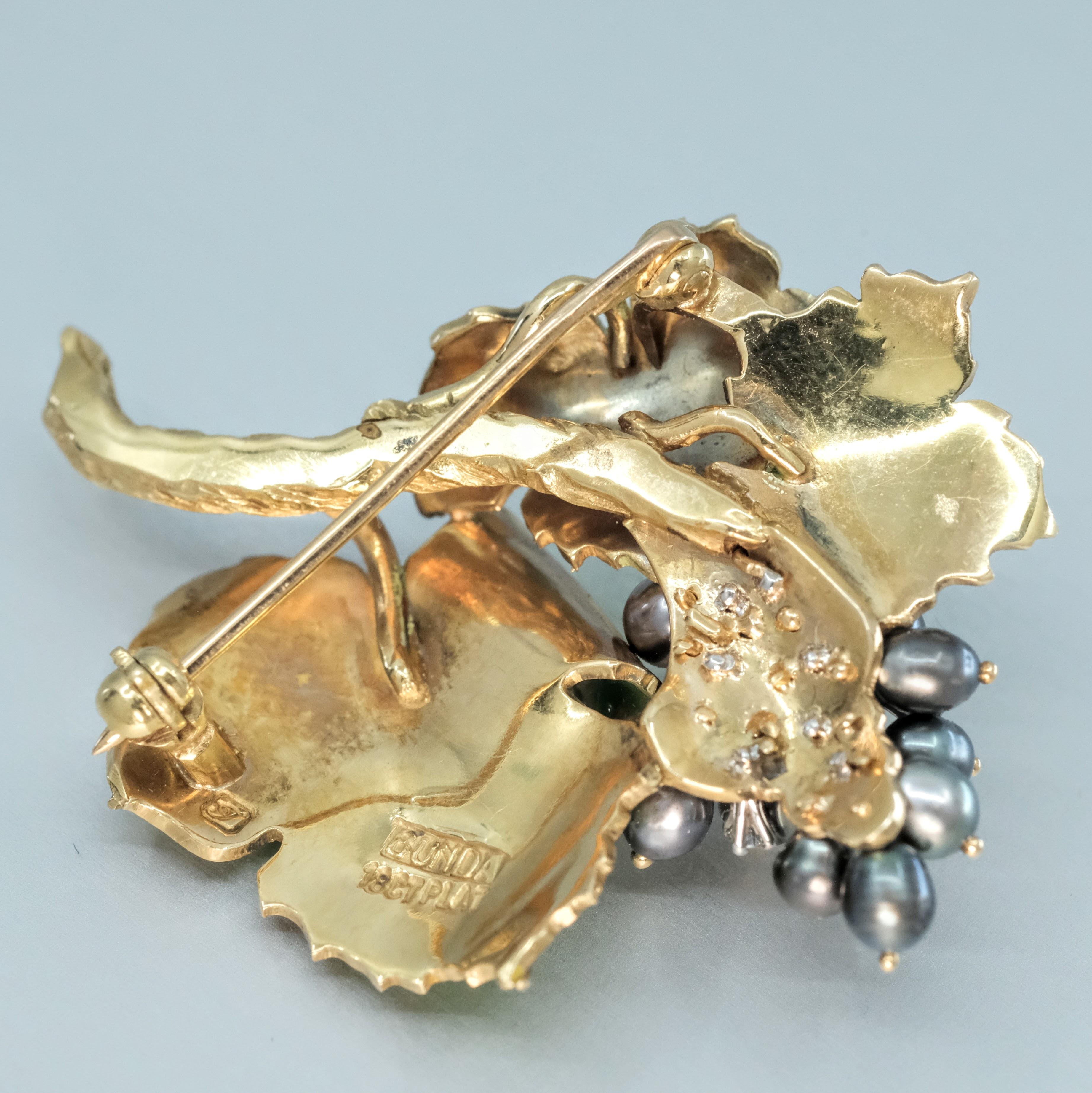 BUNDA Grape shaped brooch, enamel and keshi Tahitian Pearls on gold and platinum Neuf - En vente à SYDNEY, AU