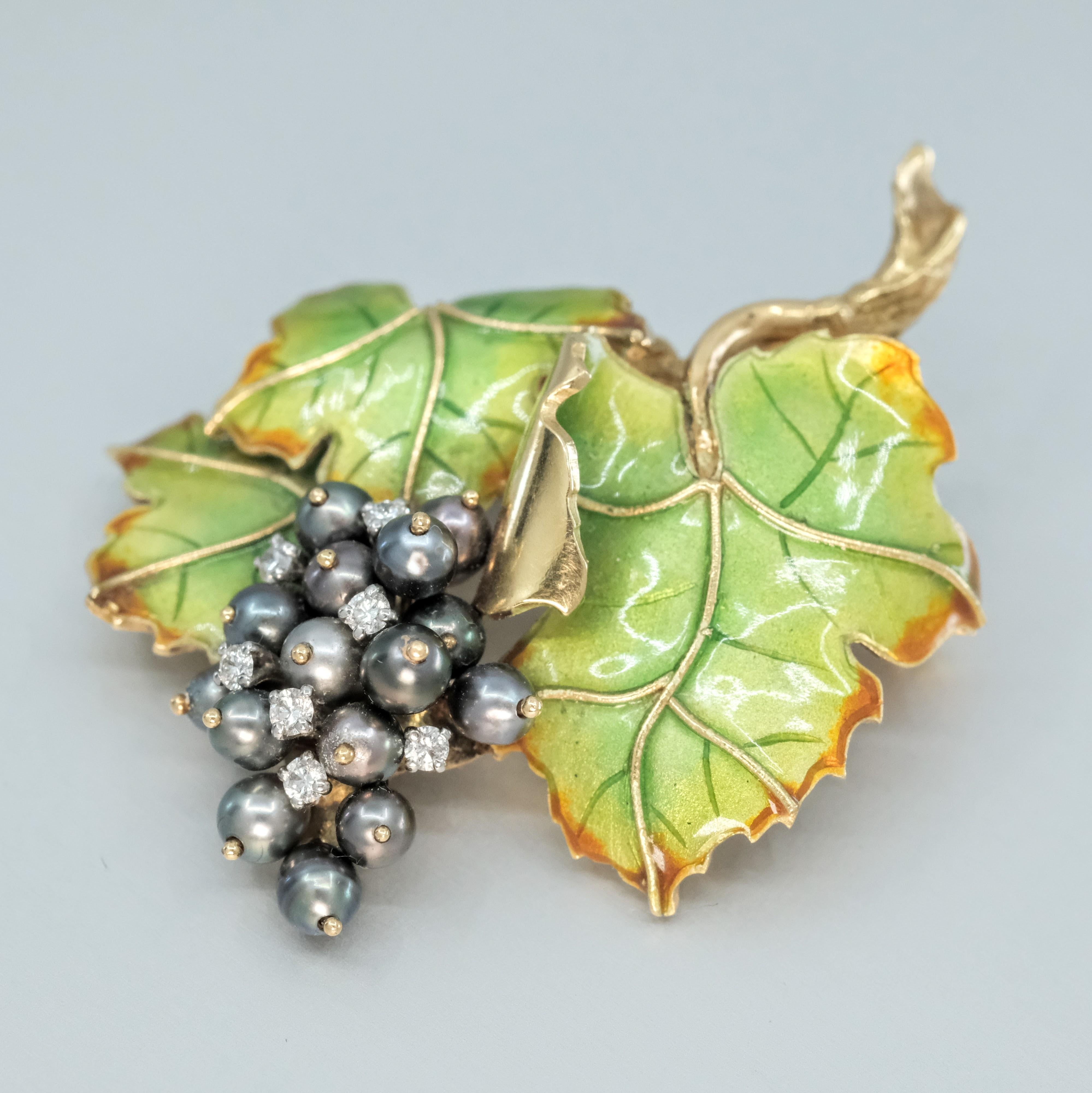 BUNDA Grape shaped brooch, enamel and keshi Tahitian Pearls on gold and platinum Unisexe en vente